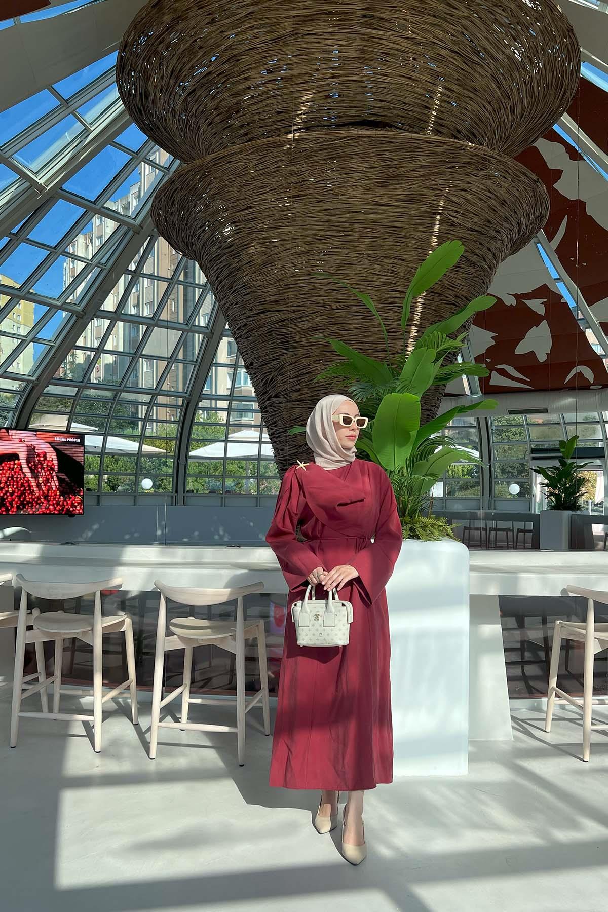 Broş Detaylı Kuşaklı Elbise Bordo