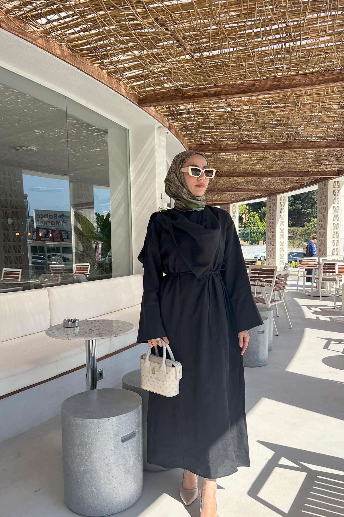 Broş Detaylı Kuşaklı Elbise Siyah