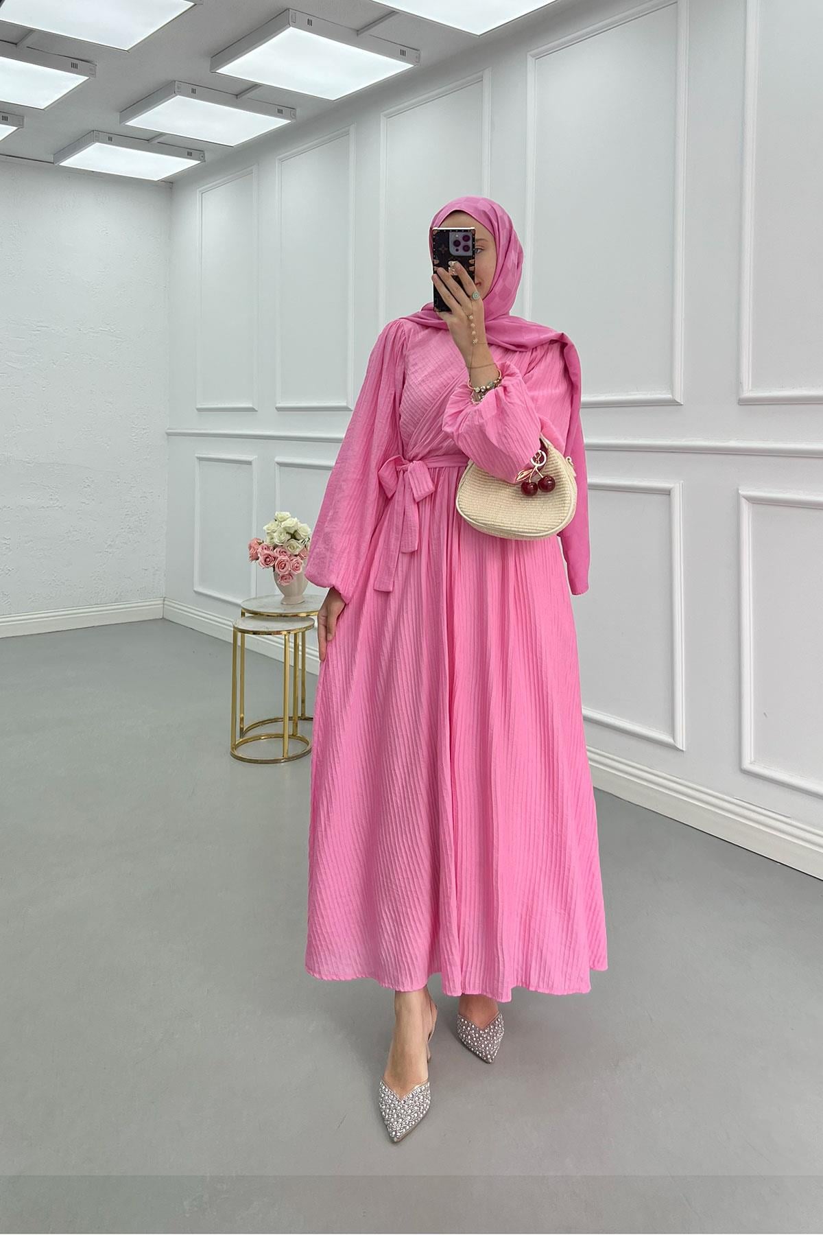 Çapraz Biyeli Kuşaklı Astarlı Elbise Pembe