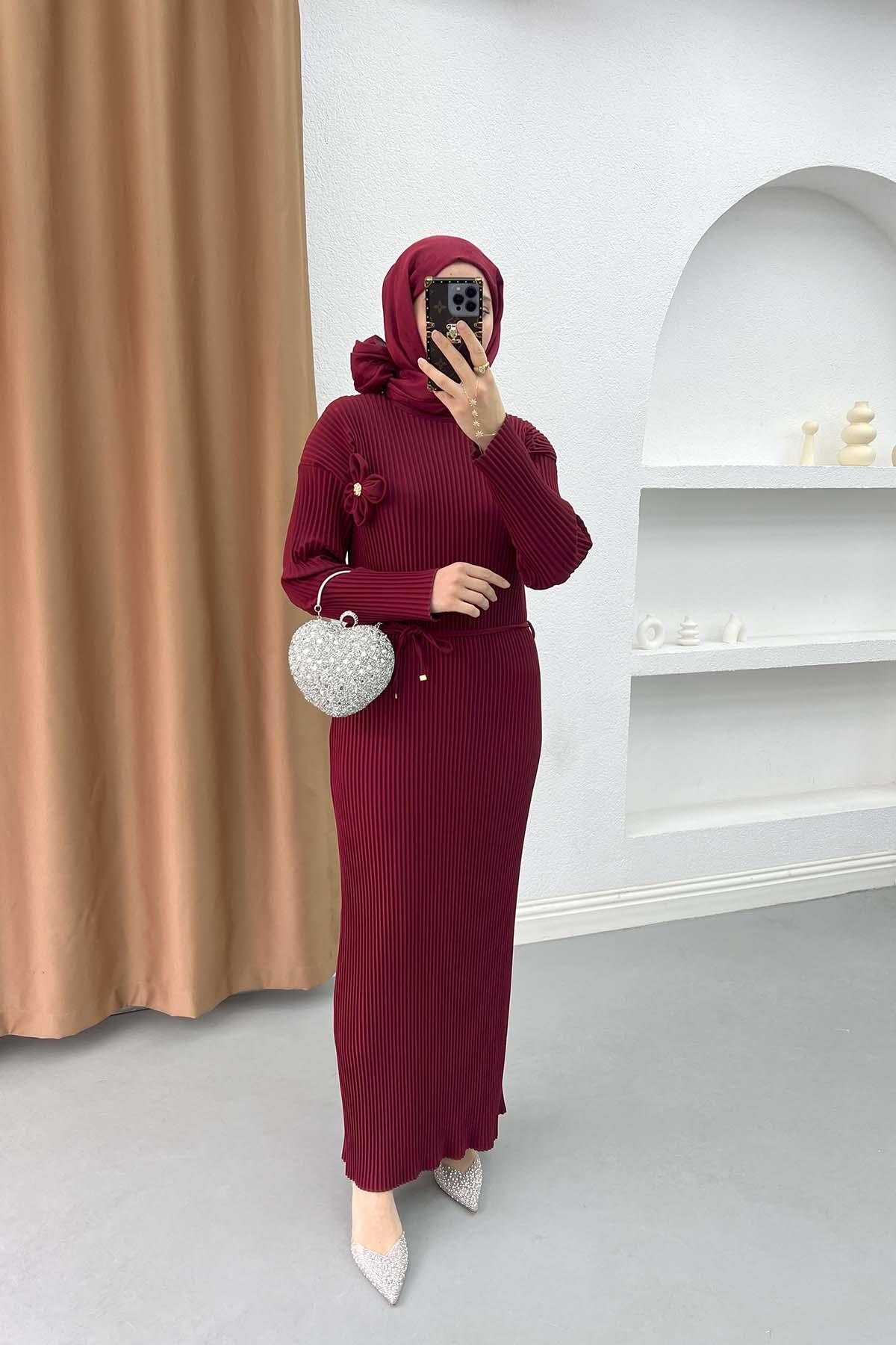 Çizgi Kabartmalı Papatya Broşlu Elbise Bordo