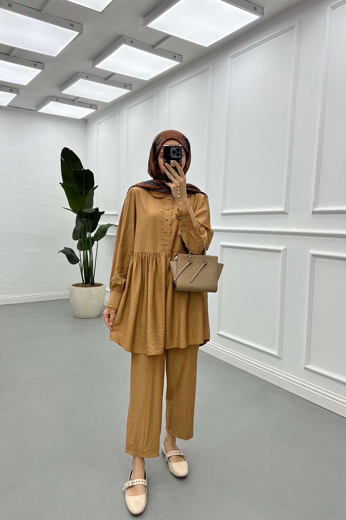 Dantel Detaylı Bebe Yaka Pantalonlu Takım Camel