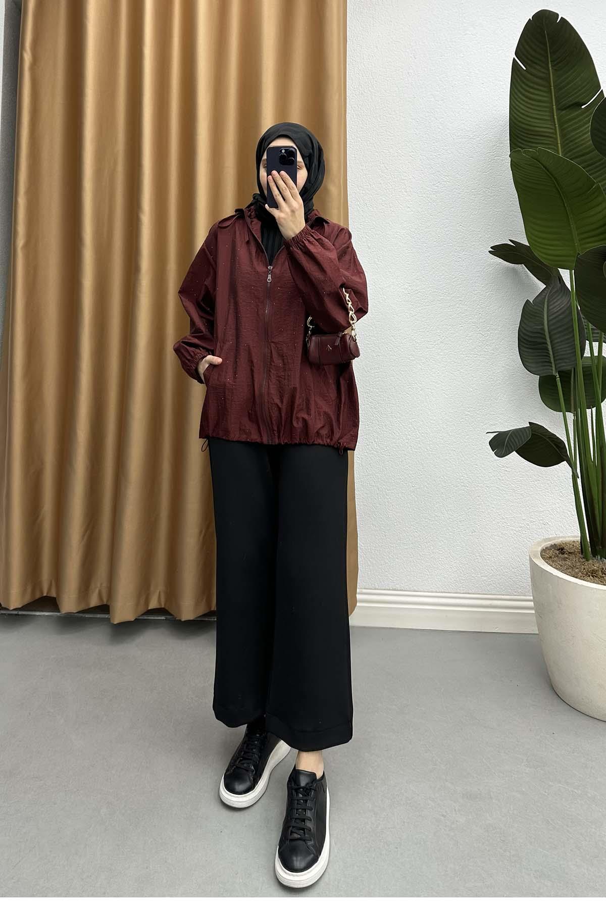 Dik Yaka Taş Detaylı Yağmurluk Bordo