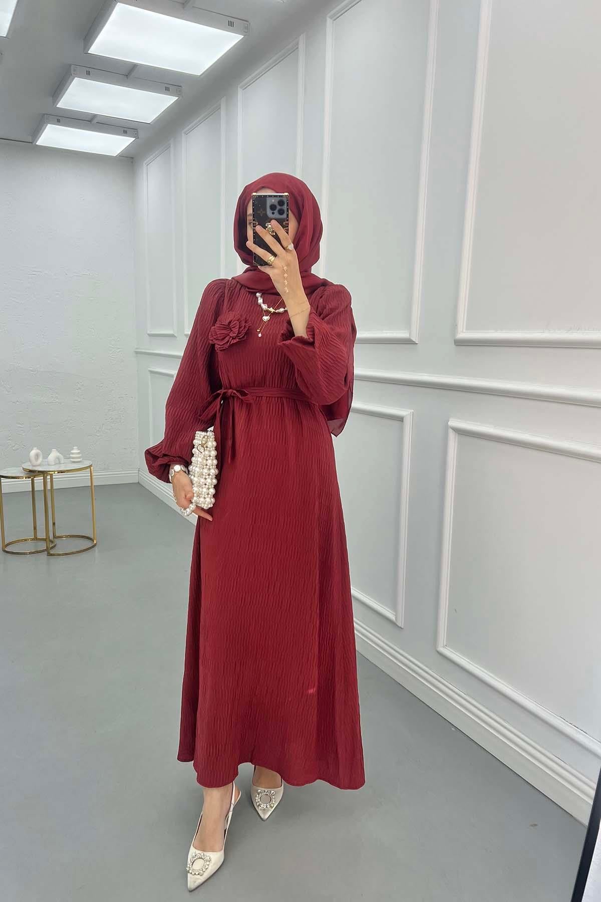 Dokulu Kumaş Broşlu Kuşaklı Elbise Bordo