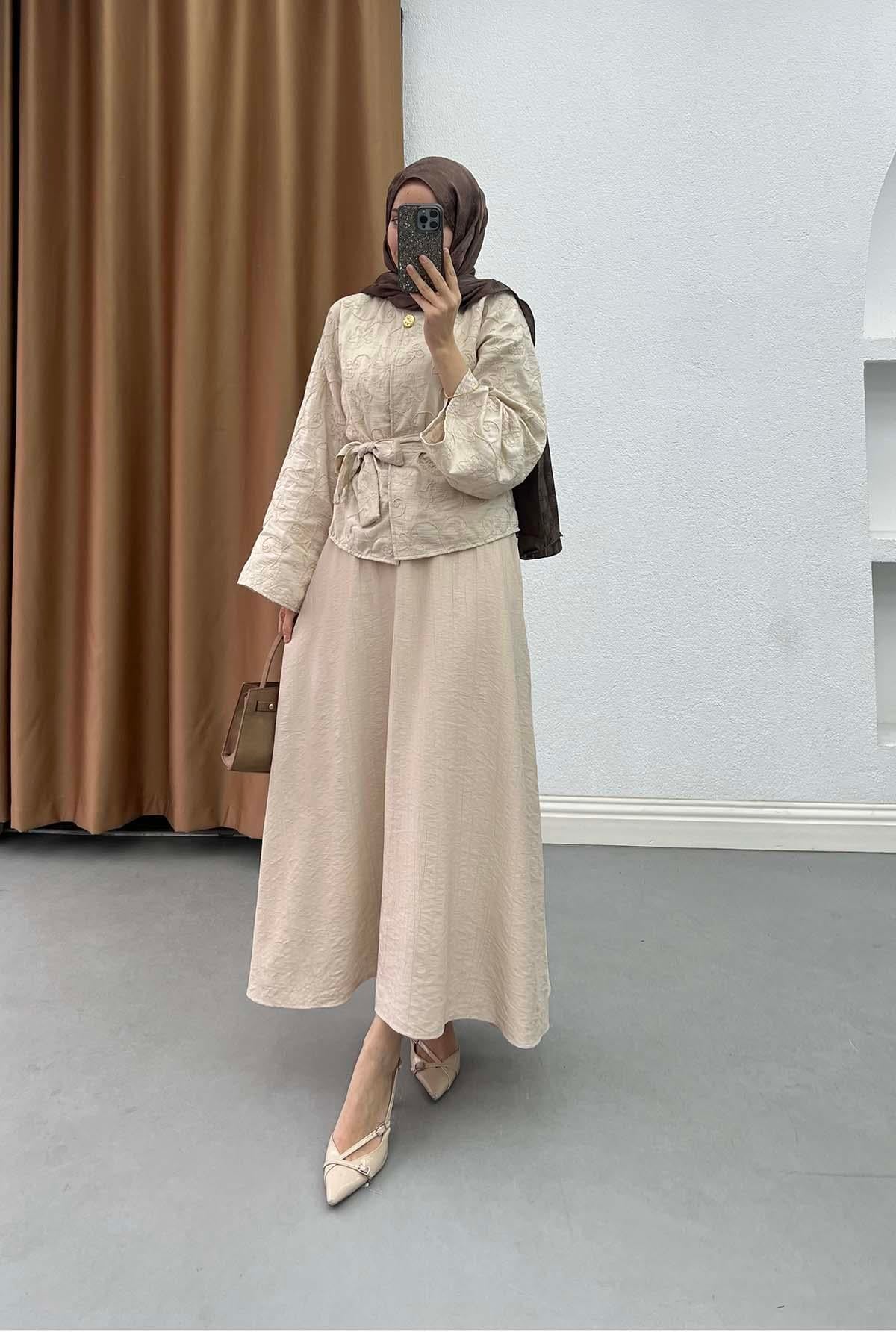 Flora Desenli Rölyef Nakışlı Kemerli Takım Vizon