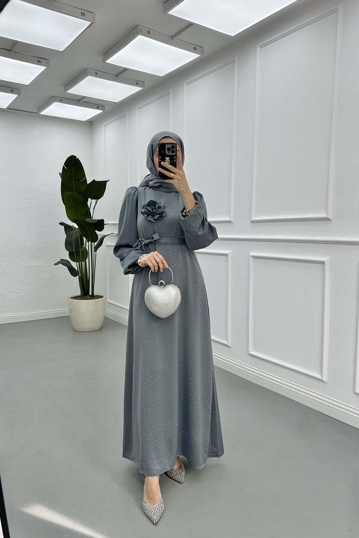 Gül Broşlu Taşlı Elbise Gri