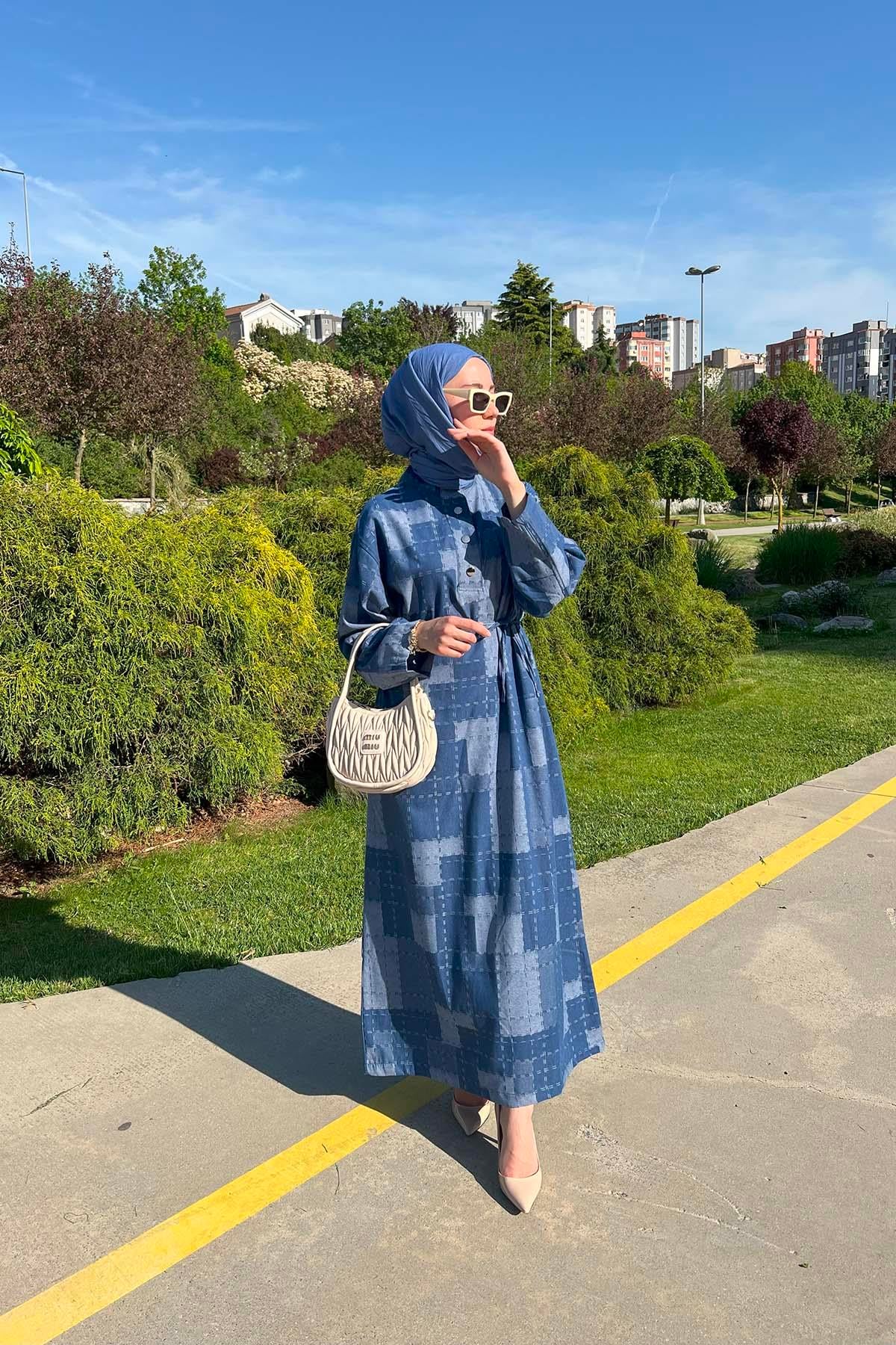 Kare Desen Yaka Detaylı Elbise Mavi