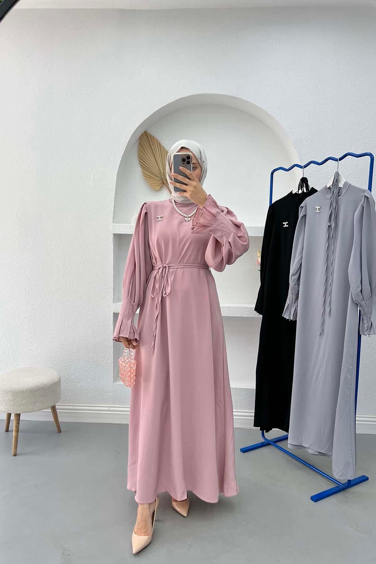 Kol Ve Pilise Detaylı Broşlu Elbise Pudra