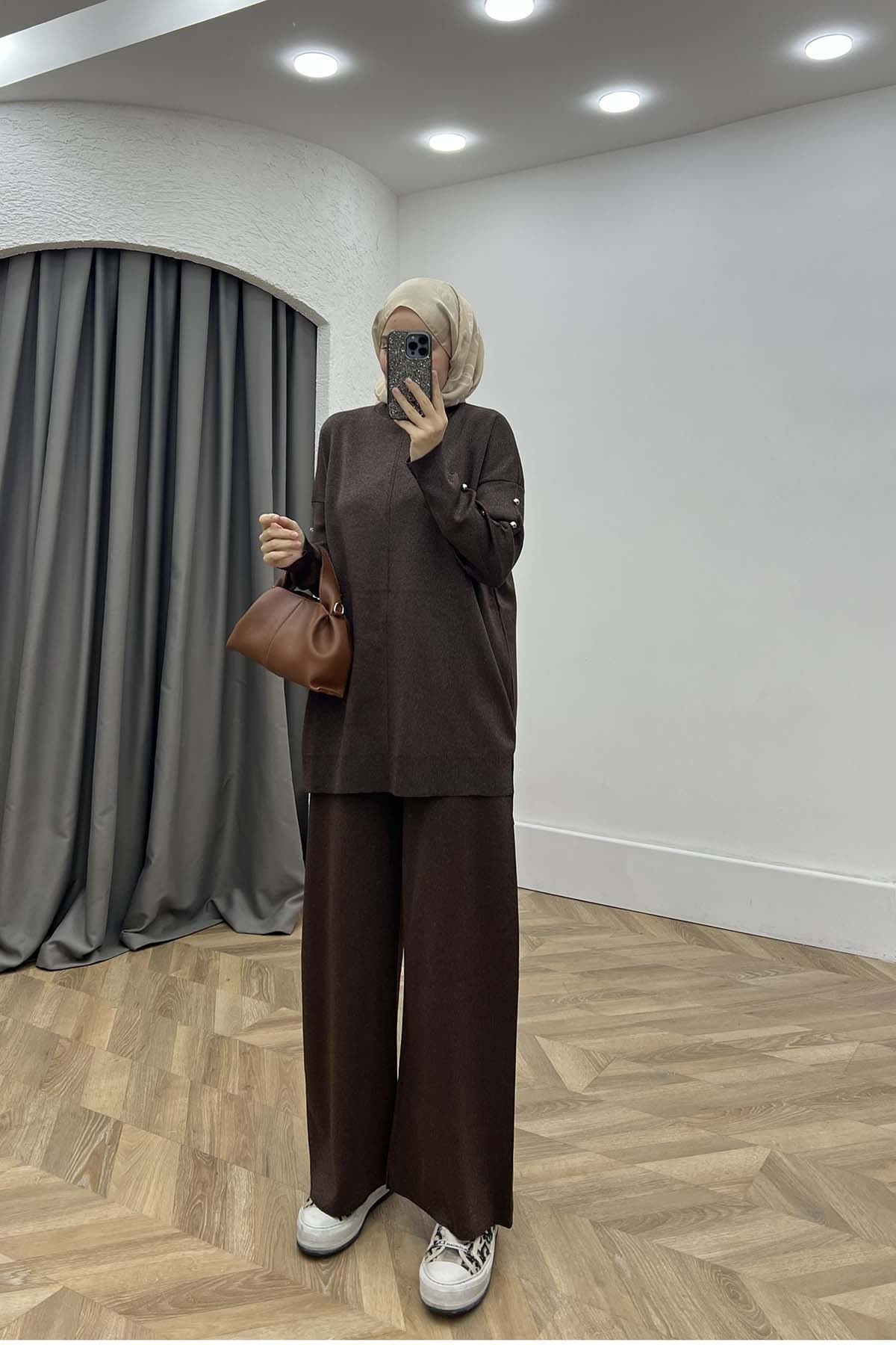 Kolları Süs Düğmeli Parlak Takım Kahve