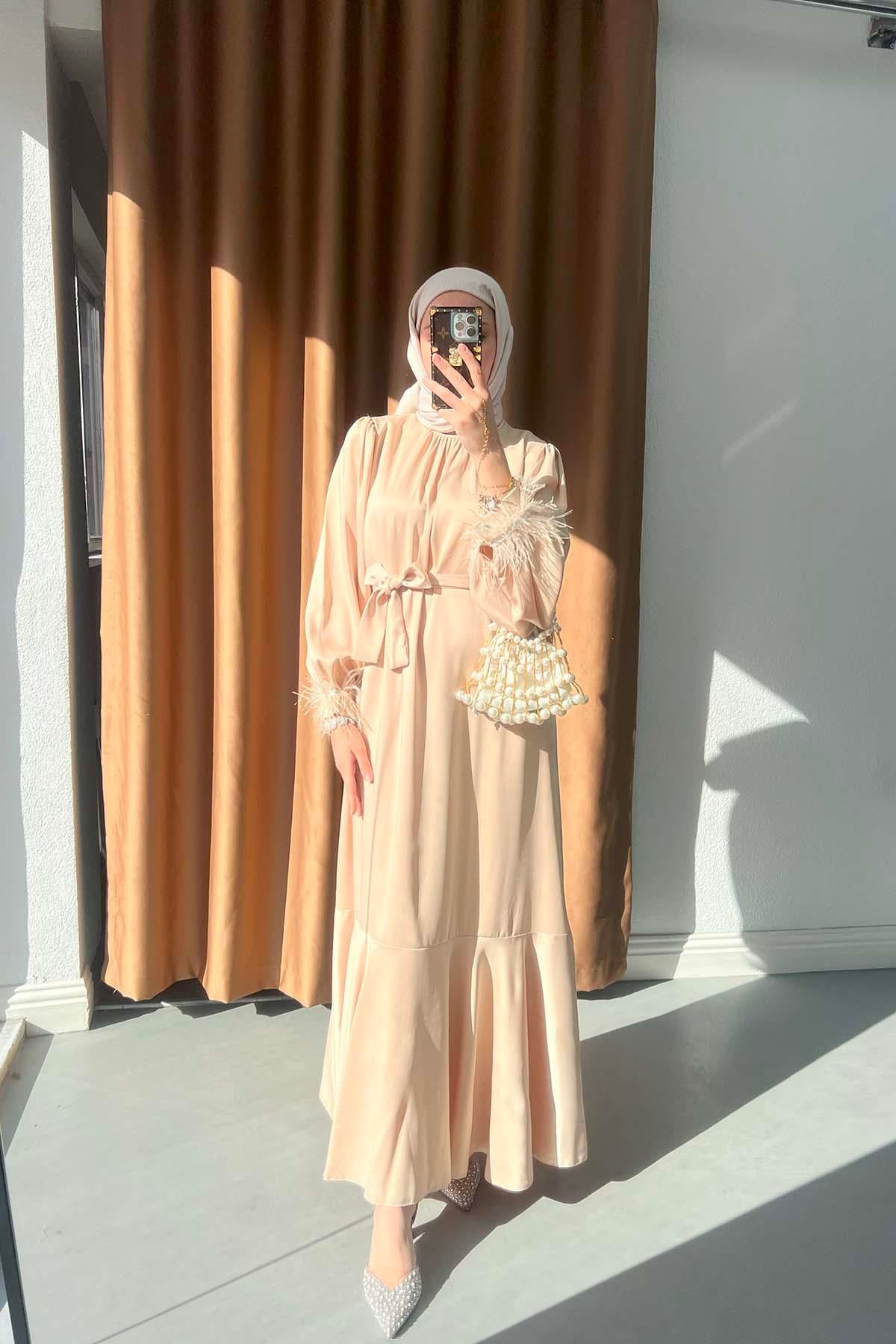 Kolları Tüy Detaylı Saten Elbise Bej