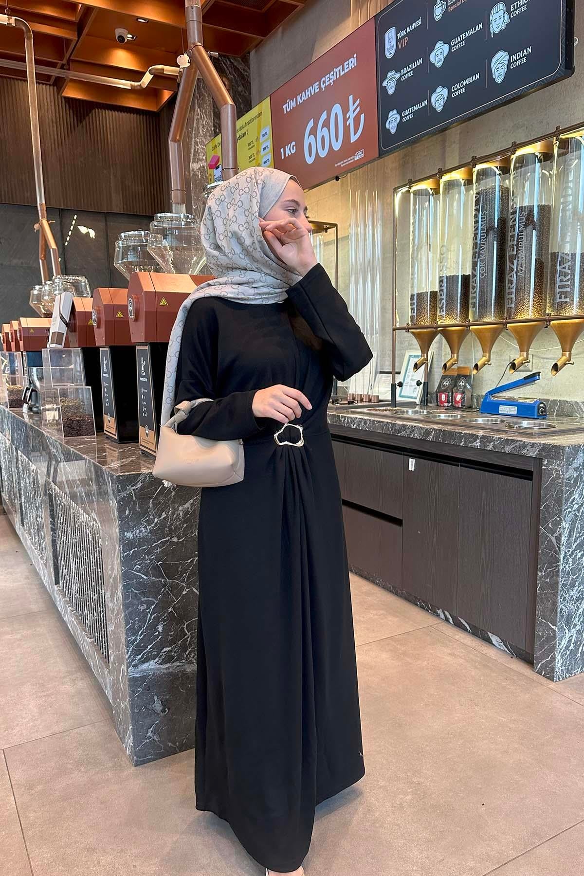 Toka Detaylı Pileli Oysh Elbise Siyah