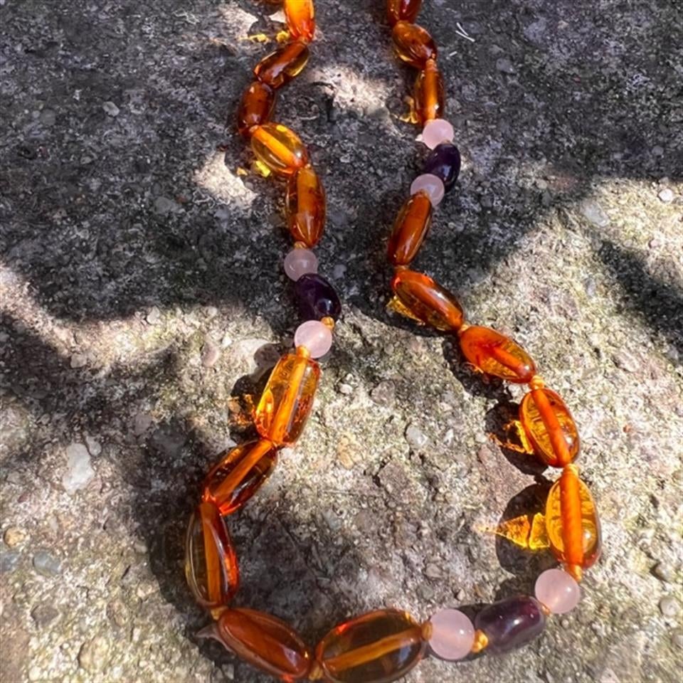 Ametist Rose Quartz ve Kahverengi Kehribar Bebek Kolyesi-Damla Kesim