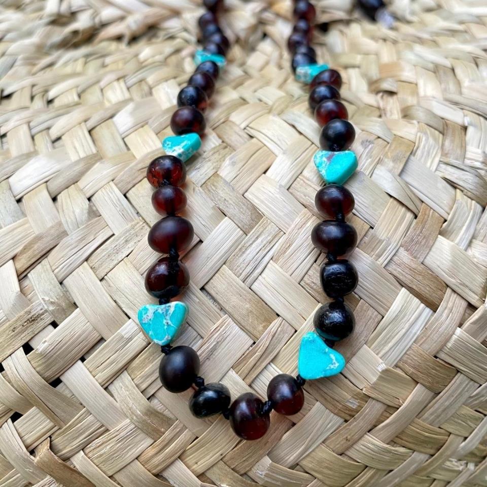 Kalpli Mat Vişne Rengi Kehribar Bebek Kolyesi