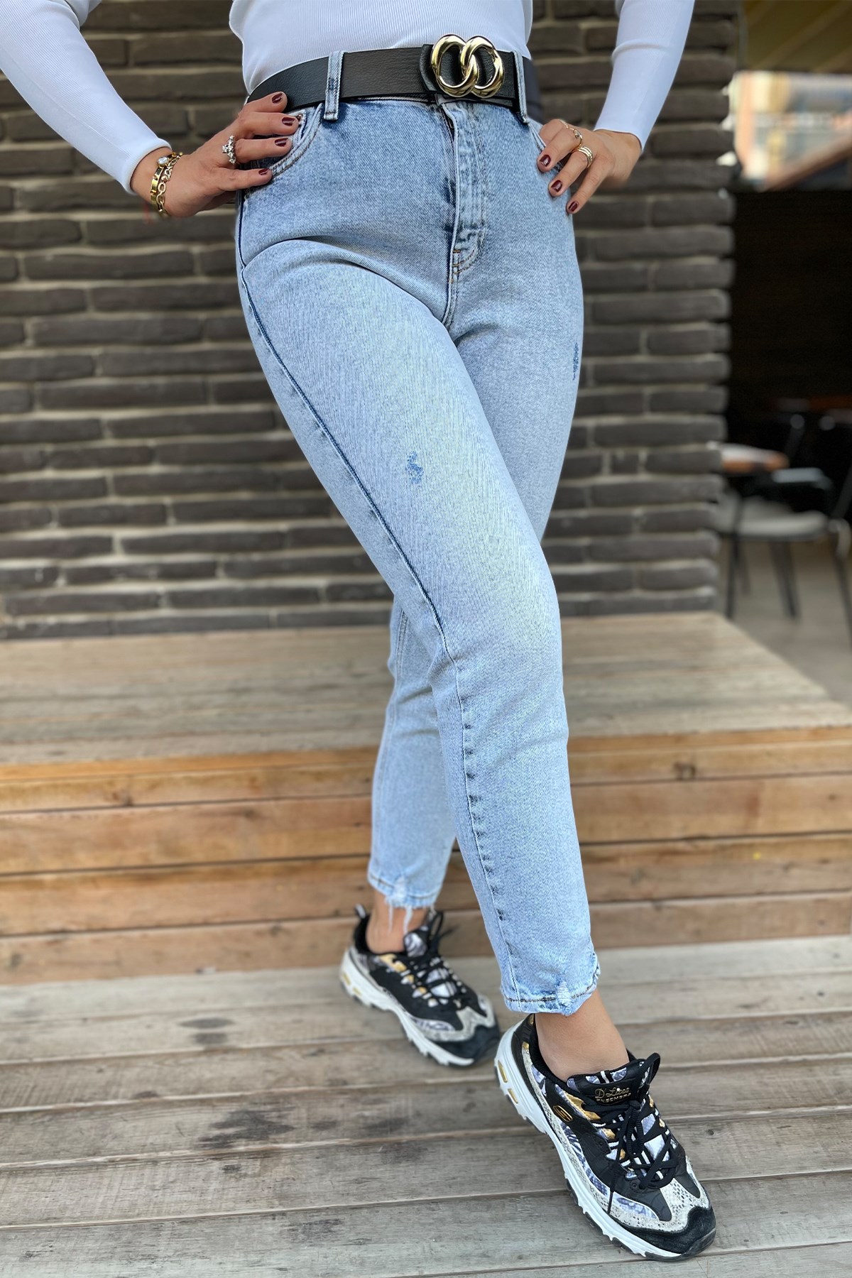 Açık Renk Yırtık Detay Mom Jean