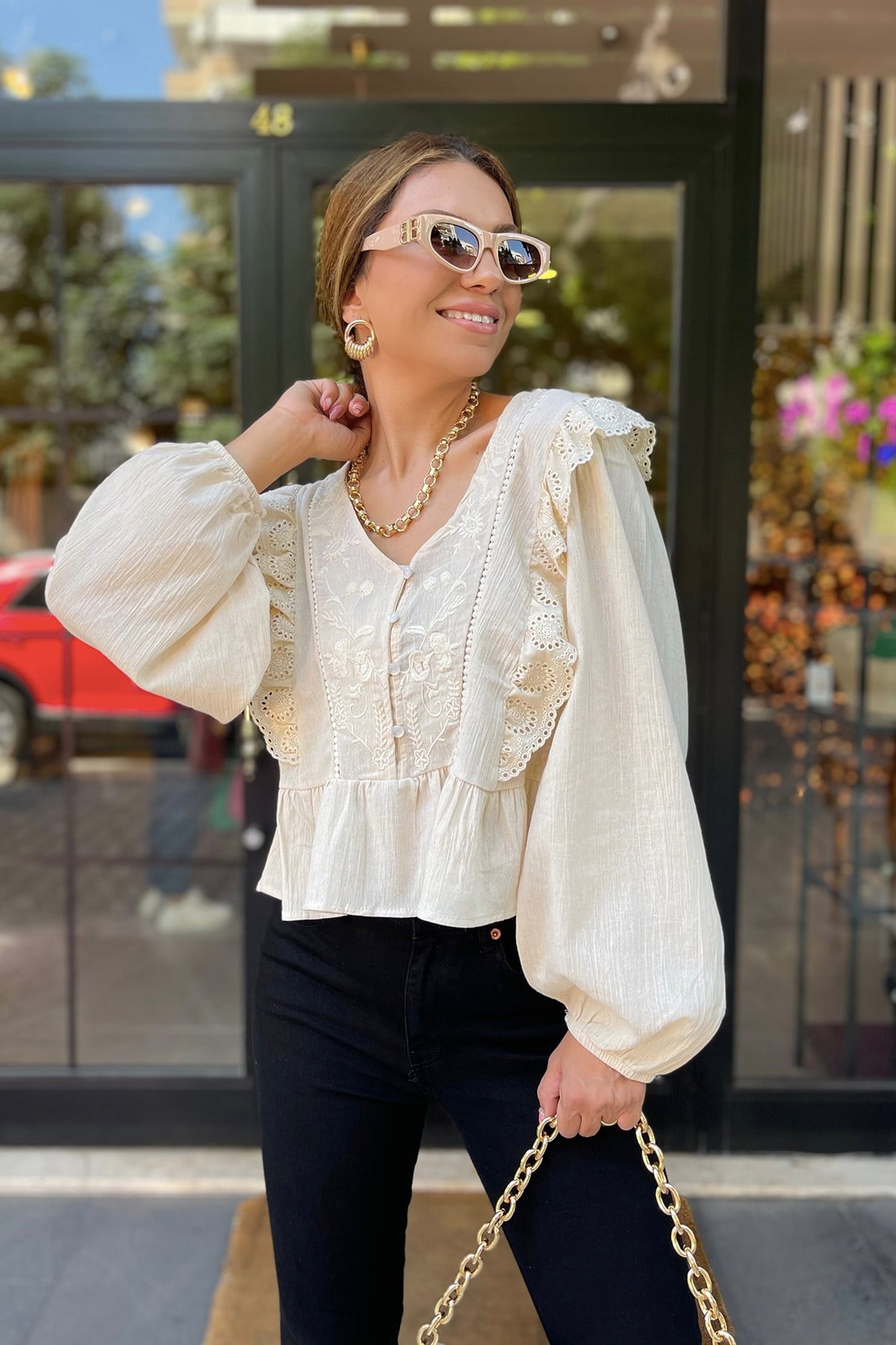 Altı Volanlı Güpür Detaylı Bej Gömlek