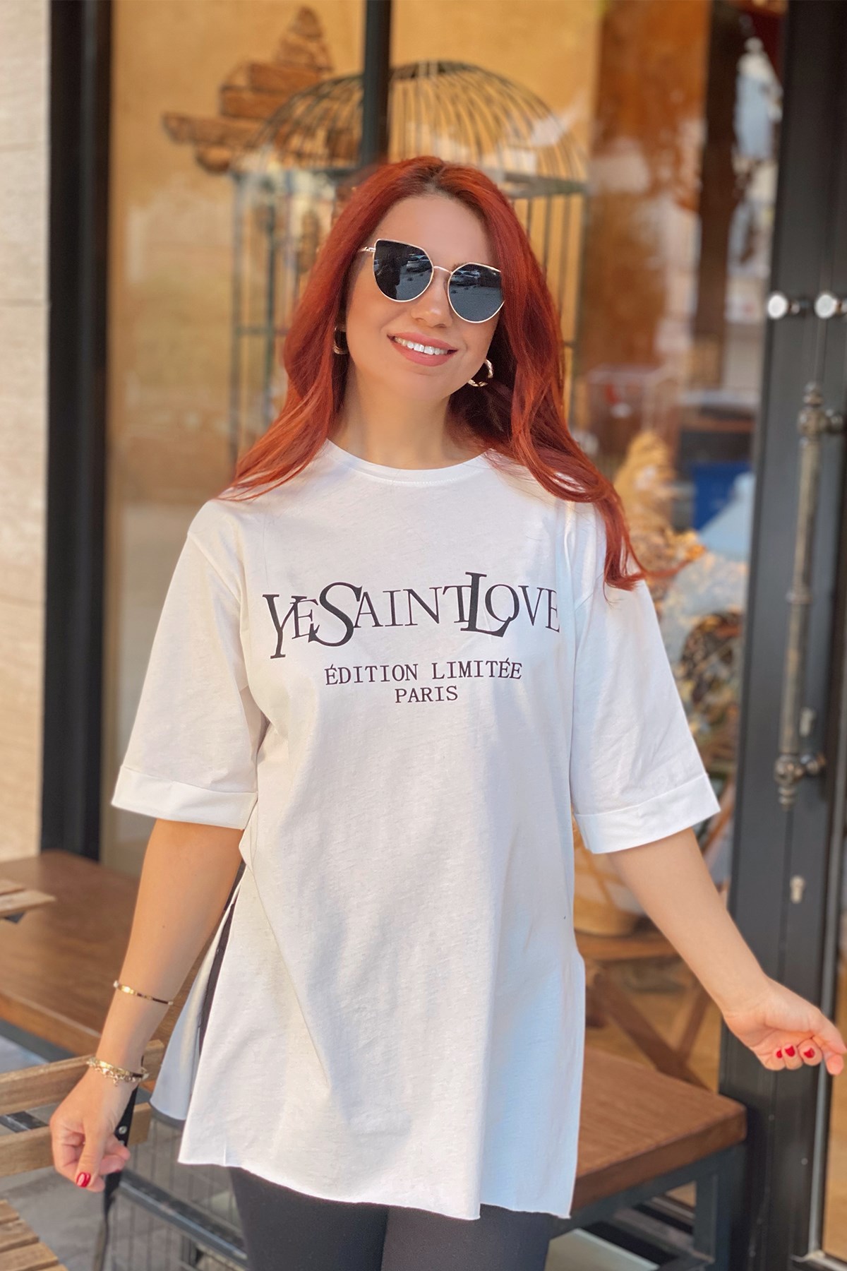Beyaz Baskılı Yırtmaçlı Tshirt