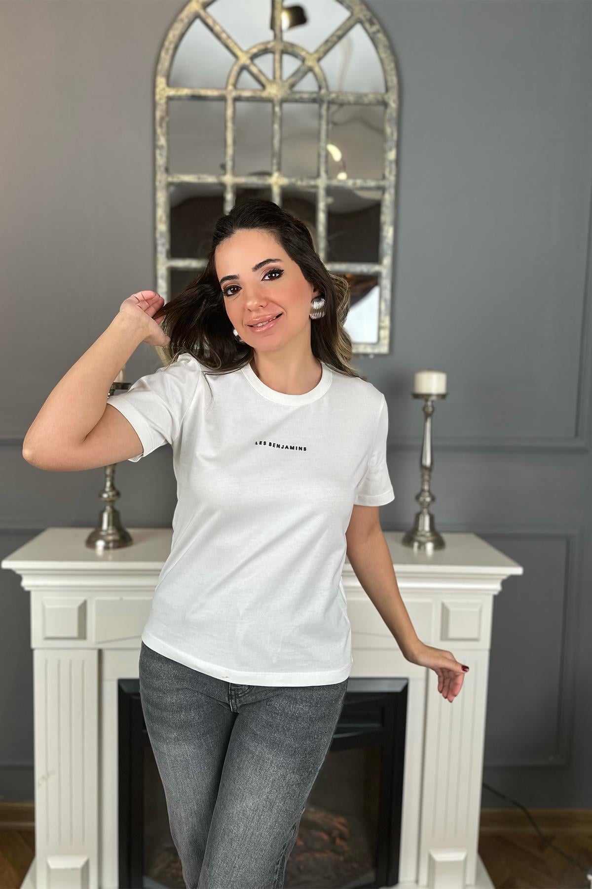Beyaz Kabartma Baskılı Tshirt