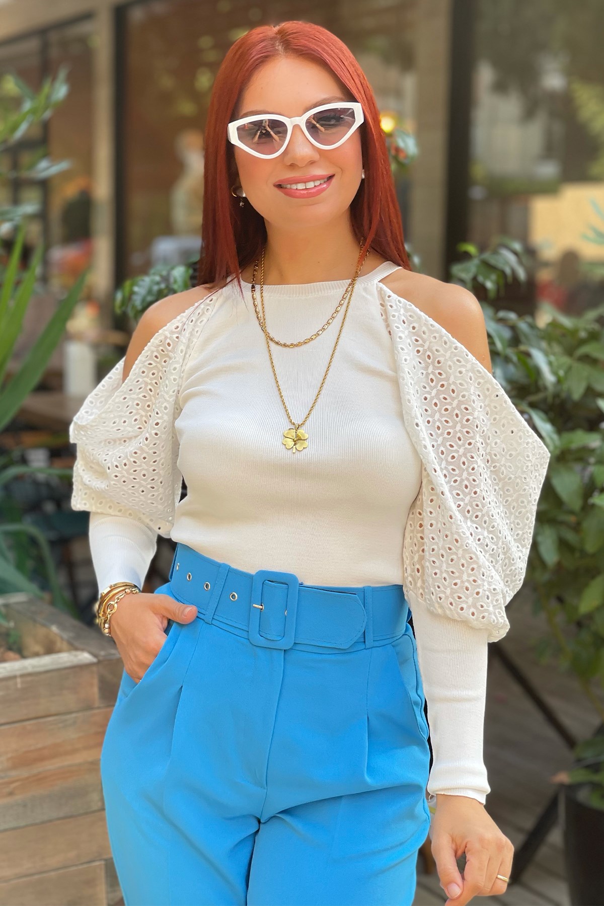 Beyaz Kolları Güpür Detaylı Triko