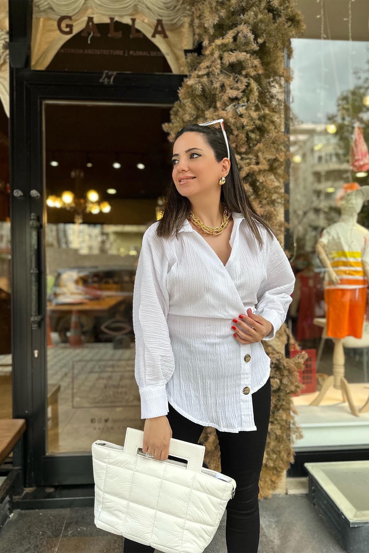Beyaz Kruvaze Yaka Düğme Detaylı Bluz