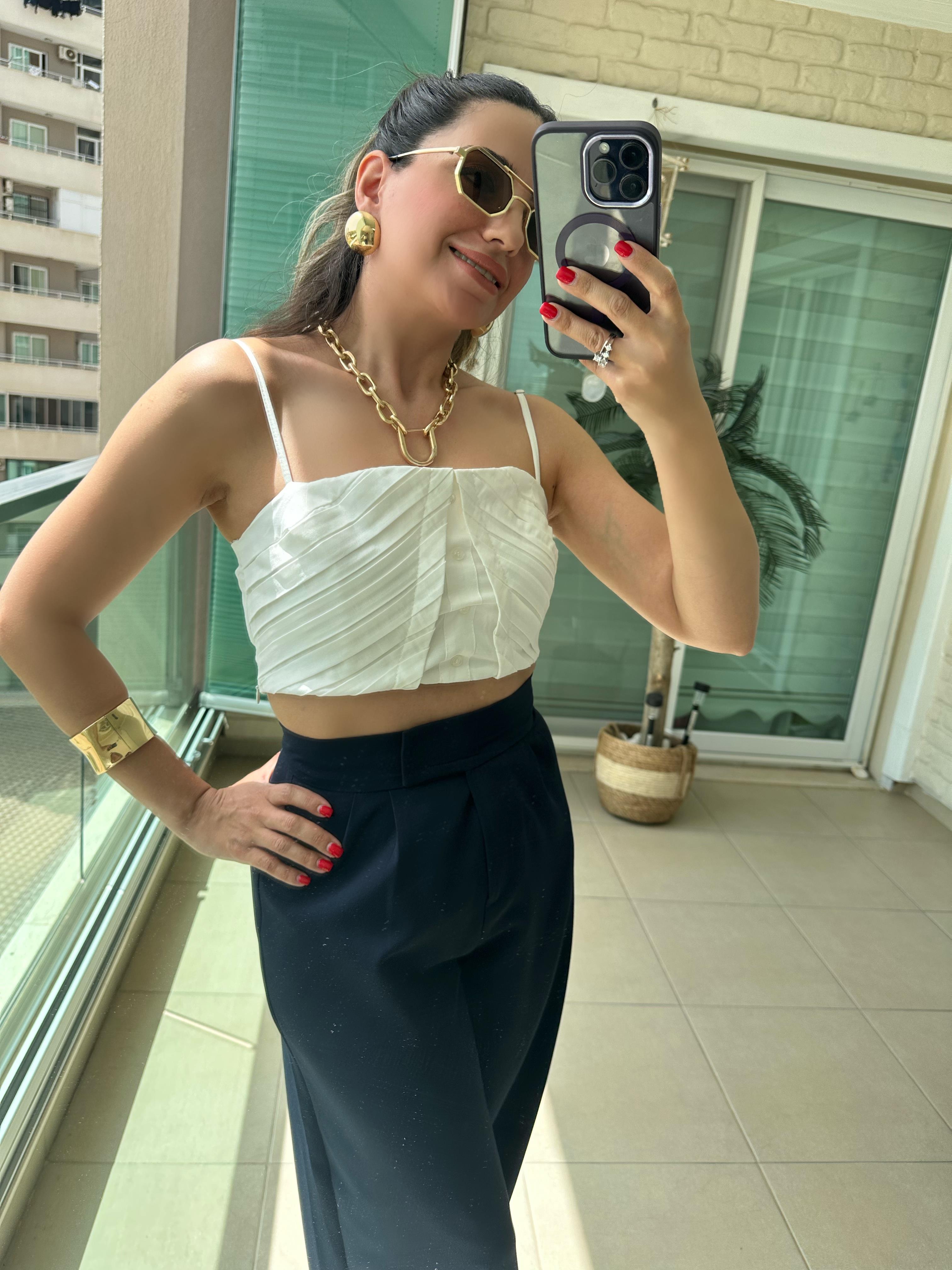 Beyaz Önden Düğmeli Askılı Crop Bluz