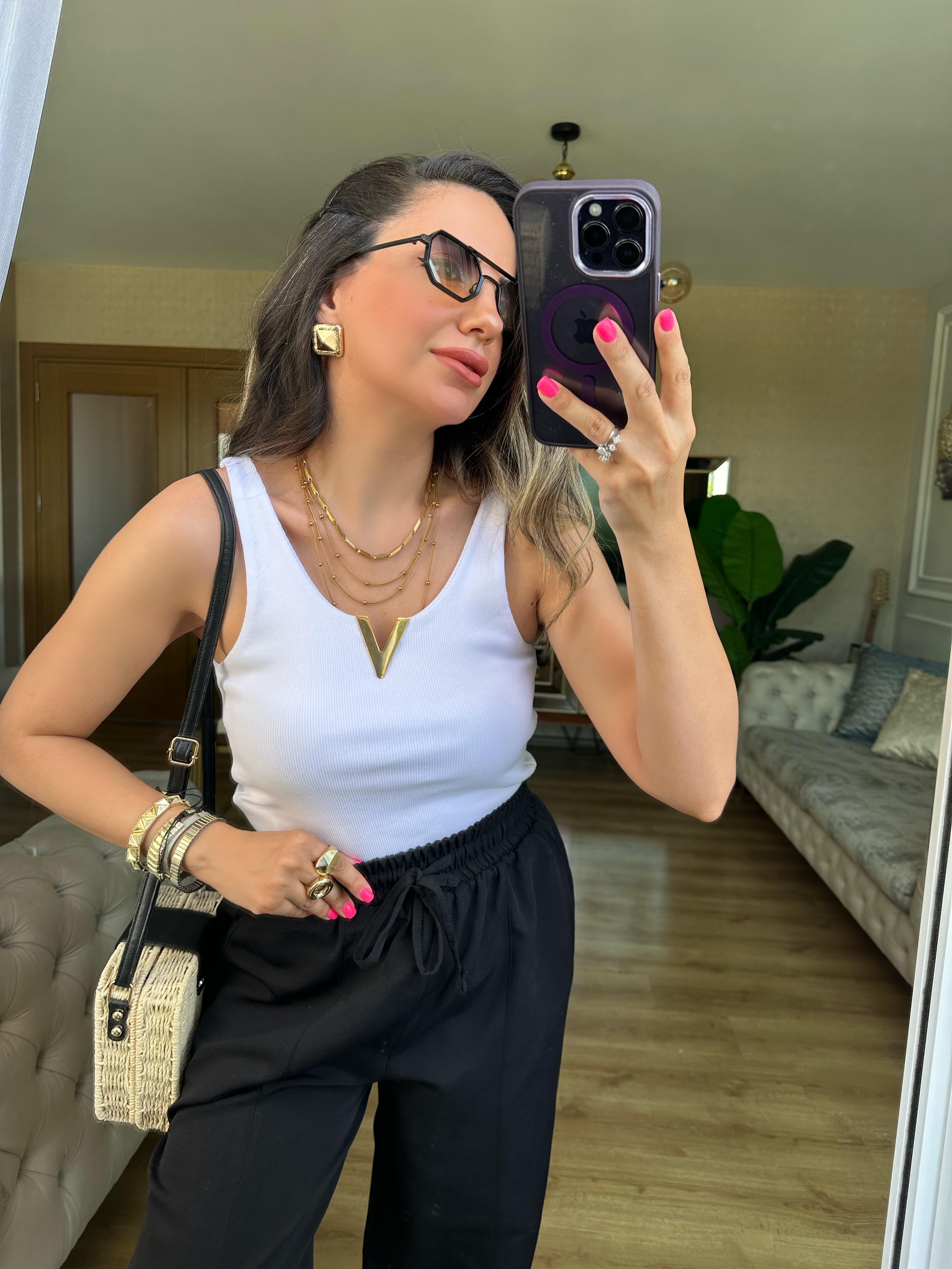 Beyaz Önü Gold V Detaylı Bluz Atlet