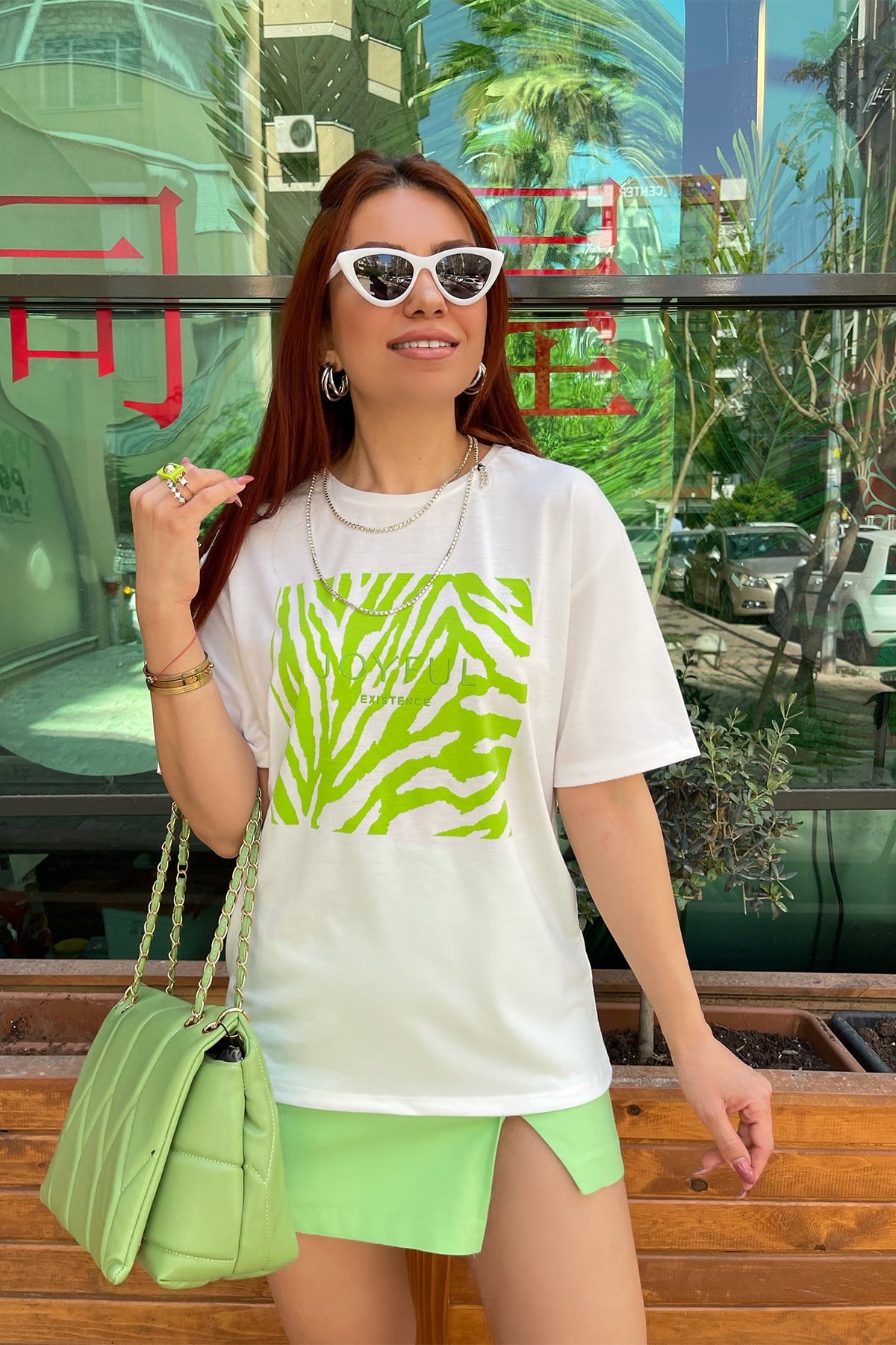 Beyaz Üstü Açık Yeşil Yaprak Baskılı  Tshirt
