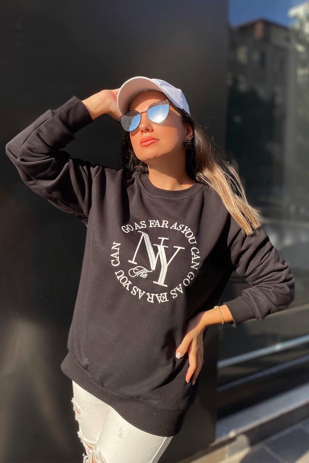 Beyaz Yazı Kabartmalı Siyah Sweatshirt