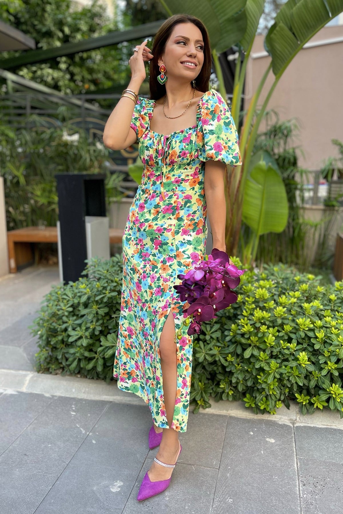 Çiçek Desenli Yırtmaçlı Elbise
