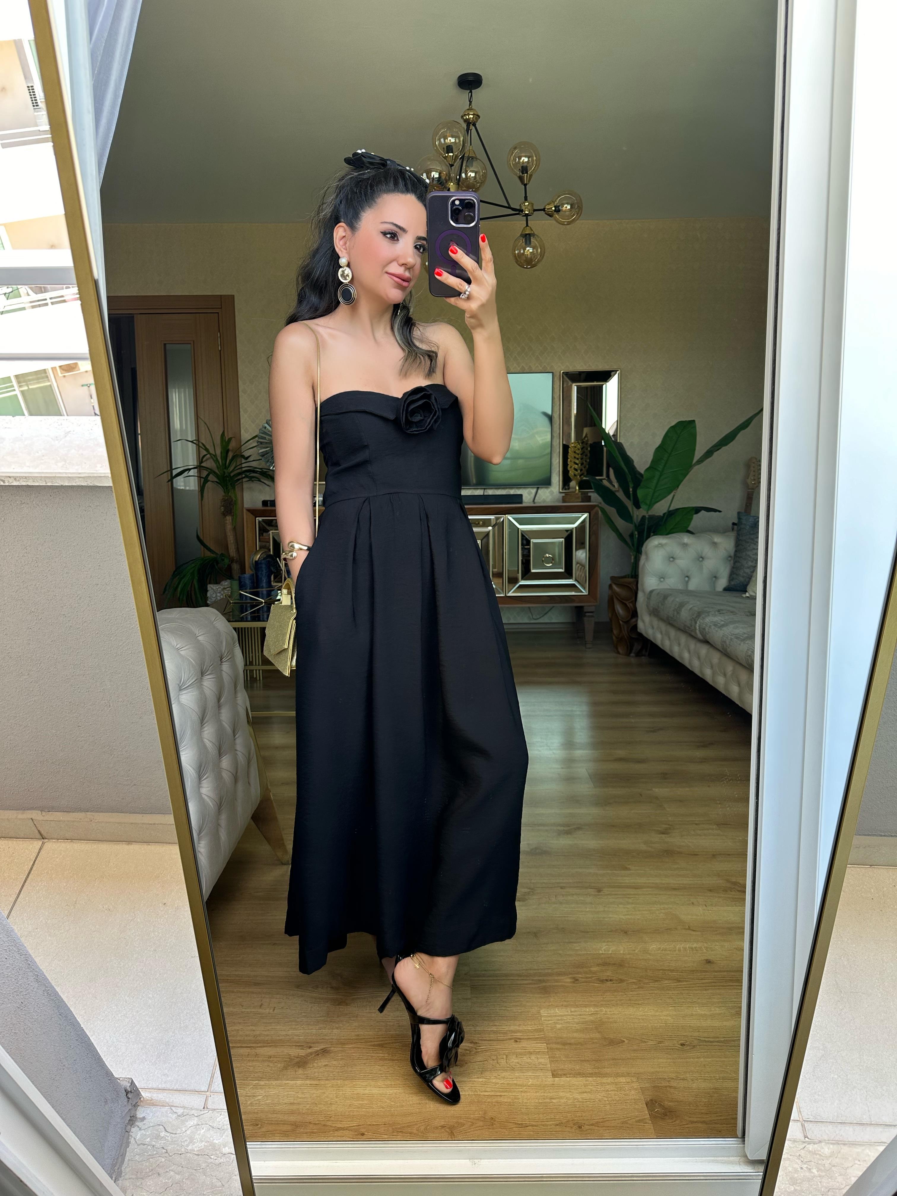 Gül Broş Detaylı Siyah Straplez Elbise