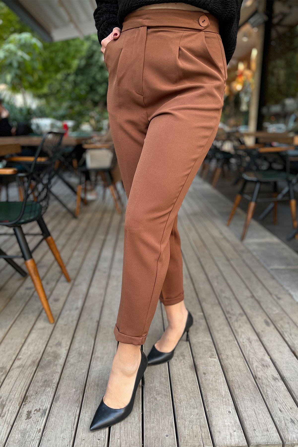 Kahve Renk Düğme Detaylı Kumaş Pantolon