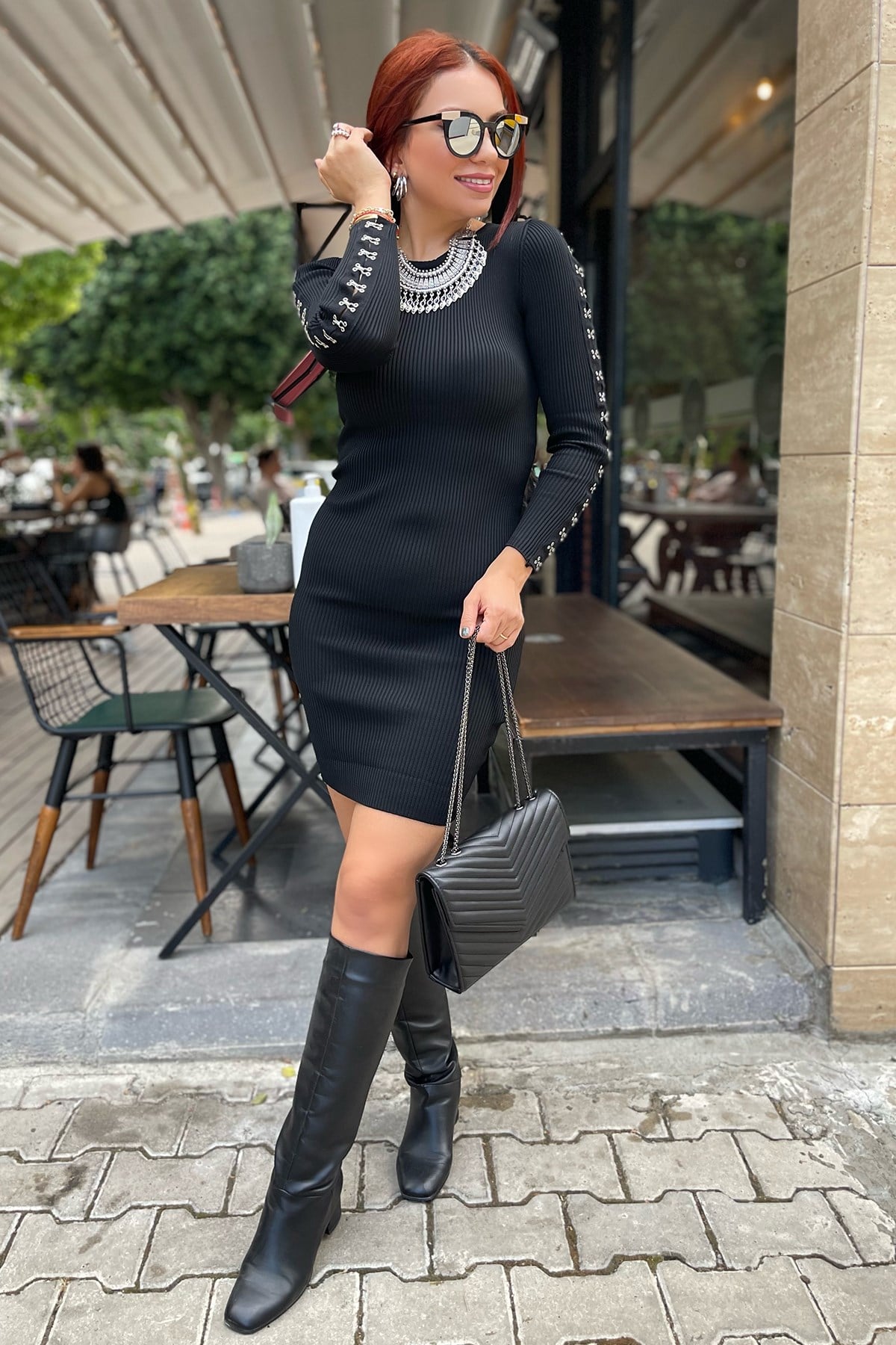 Kolları Metal Kopçalı Siyah Fitilli Elbise