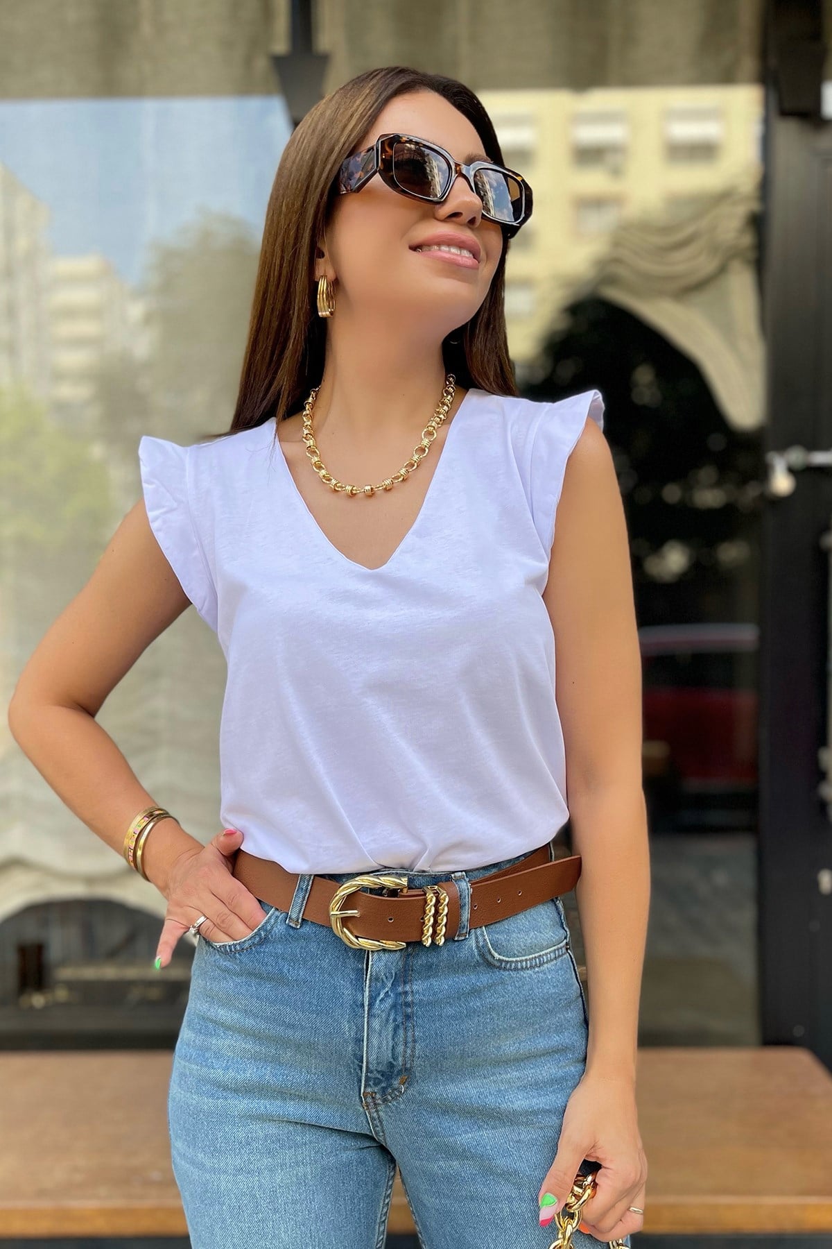 Kolları Volanlı V Yaka Beyaz Bluz 