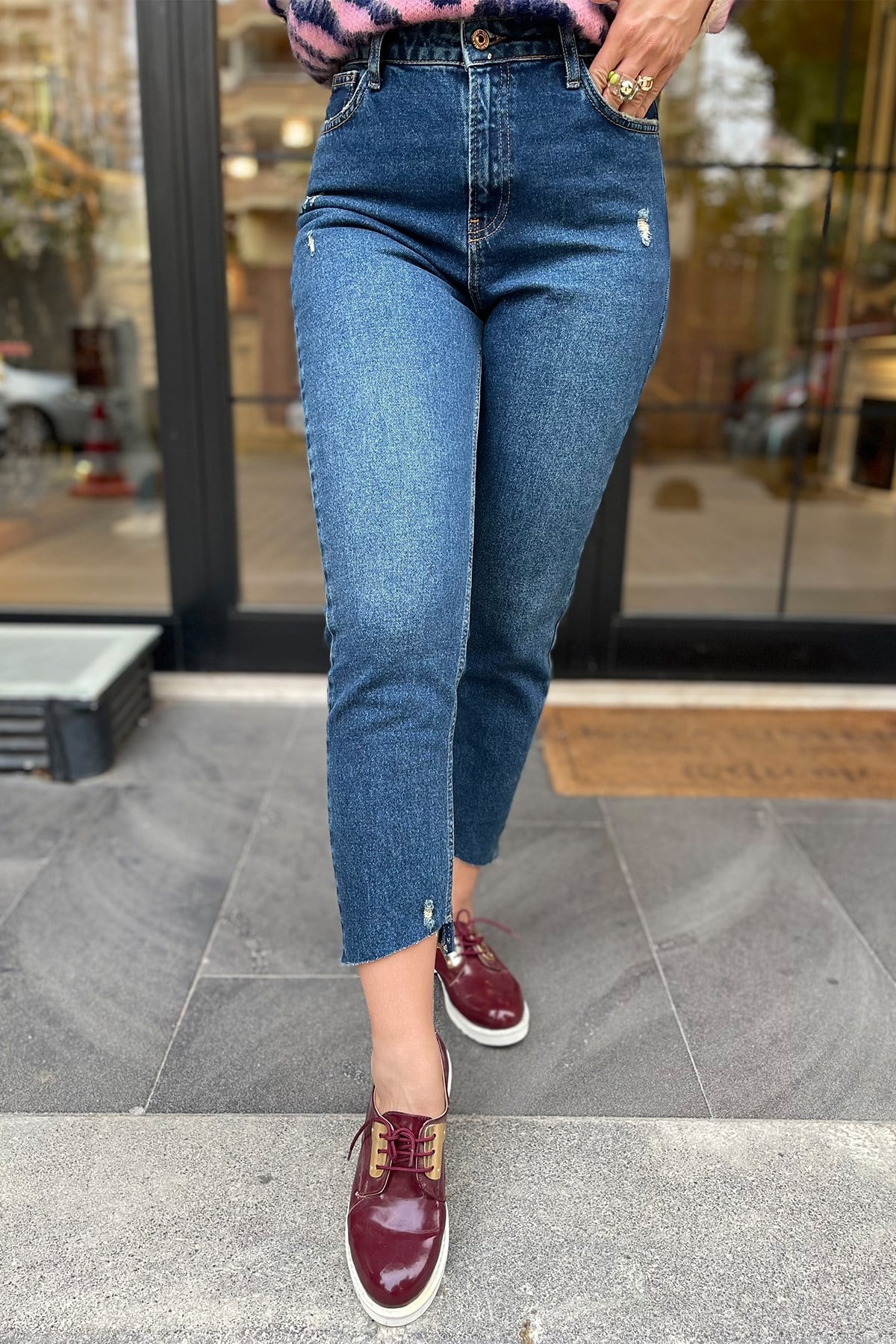 Koyu Renk Paçası Asimetrik Lazer Kesim  Mom Jean