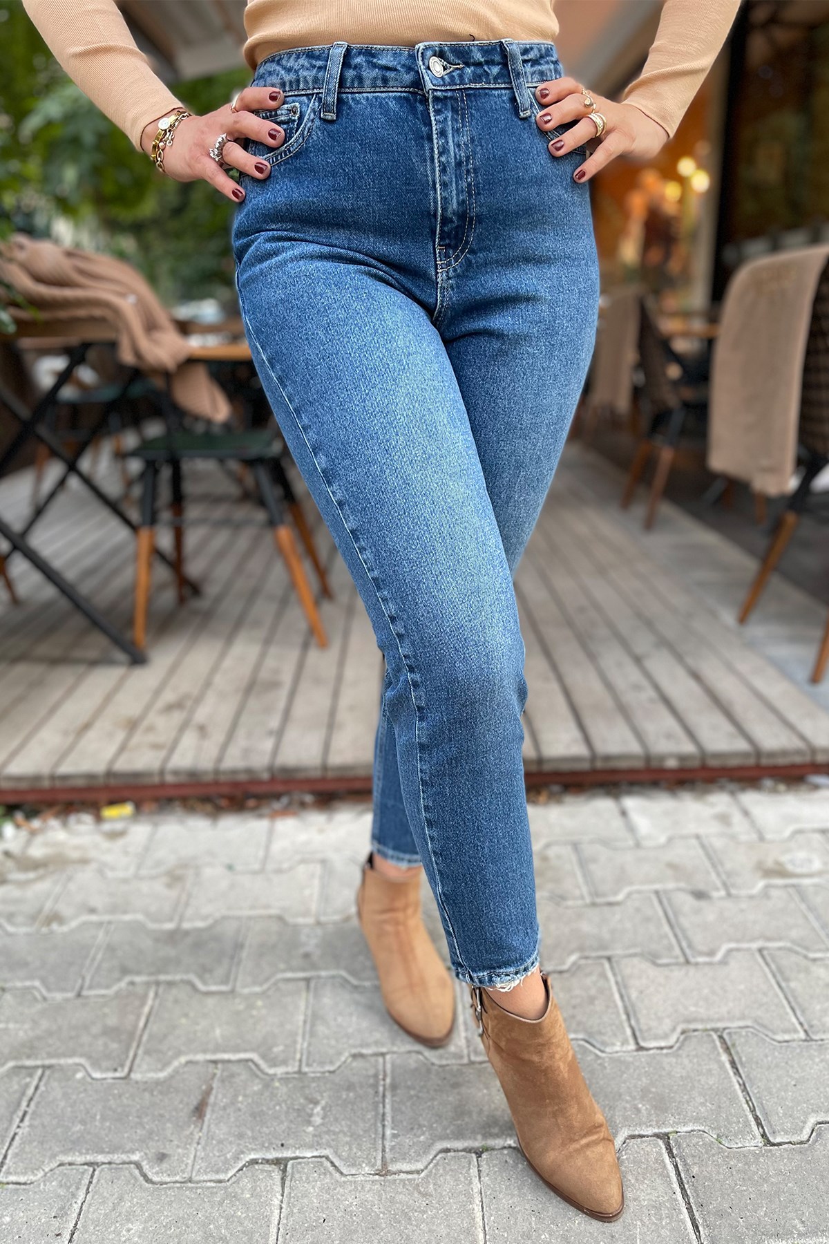 Koyu Renk Yırtık Detay Mom Jean