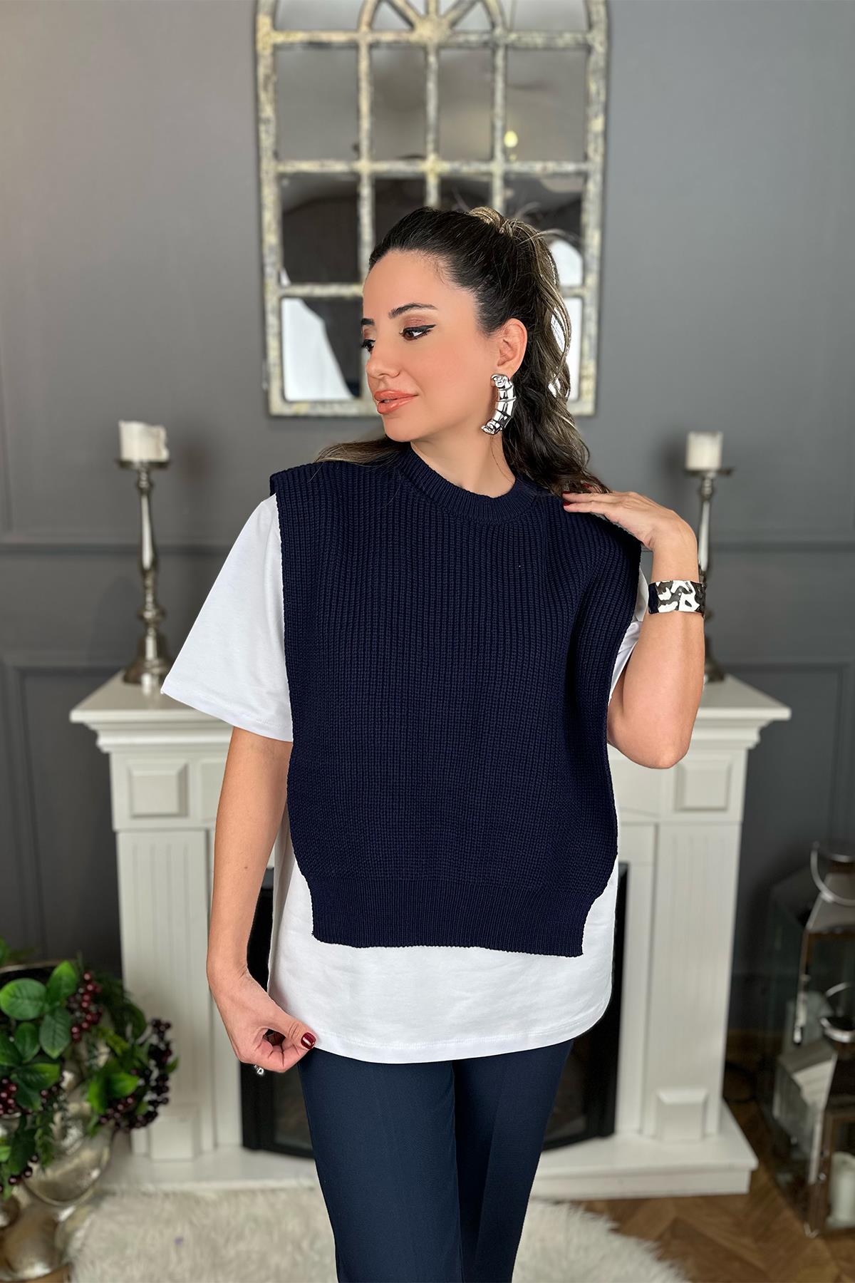 Lacivert Süveter Detaylı Beyaz Bluz