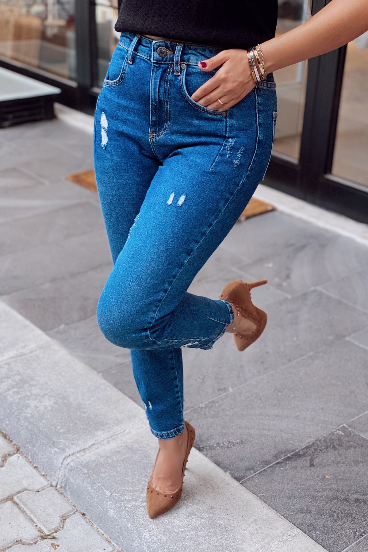 Lazer Kesim Paça Detaylı Likralı Mom Jean