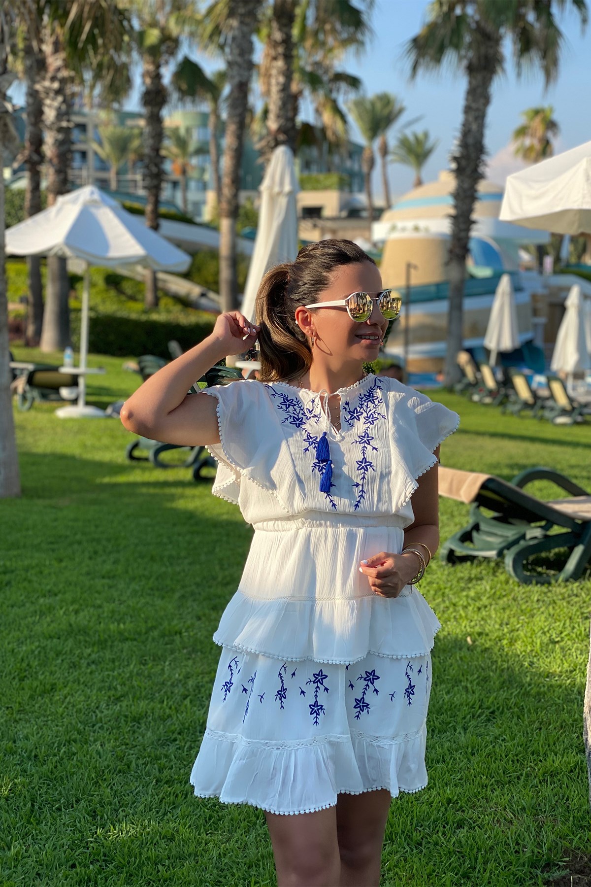 Mavi Nakış Detaylı Beyaz Volanlı Elbise