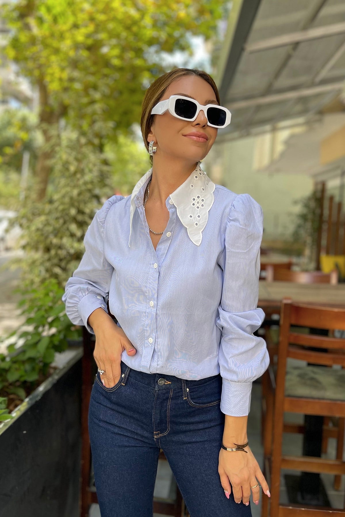 Mavi Yakası Güpürlü Gömlek