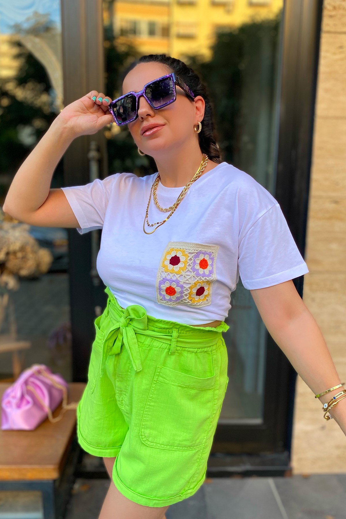 Motif İşlemeli Sıfır Yaka Beyaz Tshirt