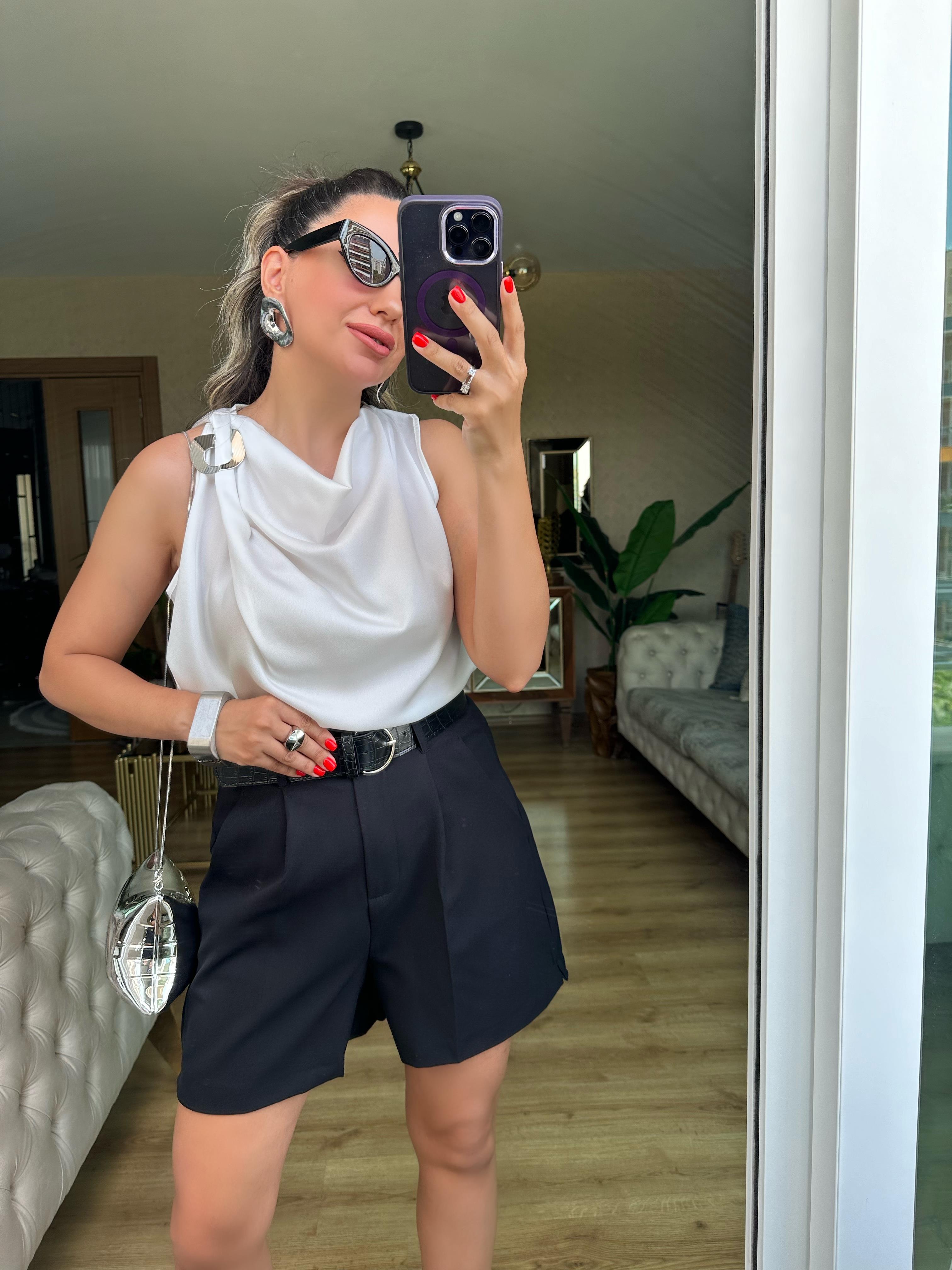 Omuzu Gümüş Toka Detaylı Beyaz Bluz