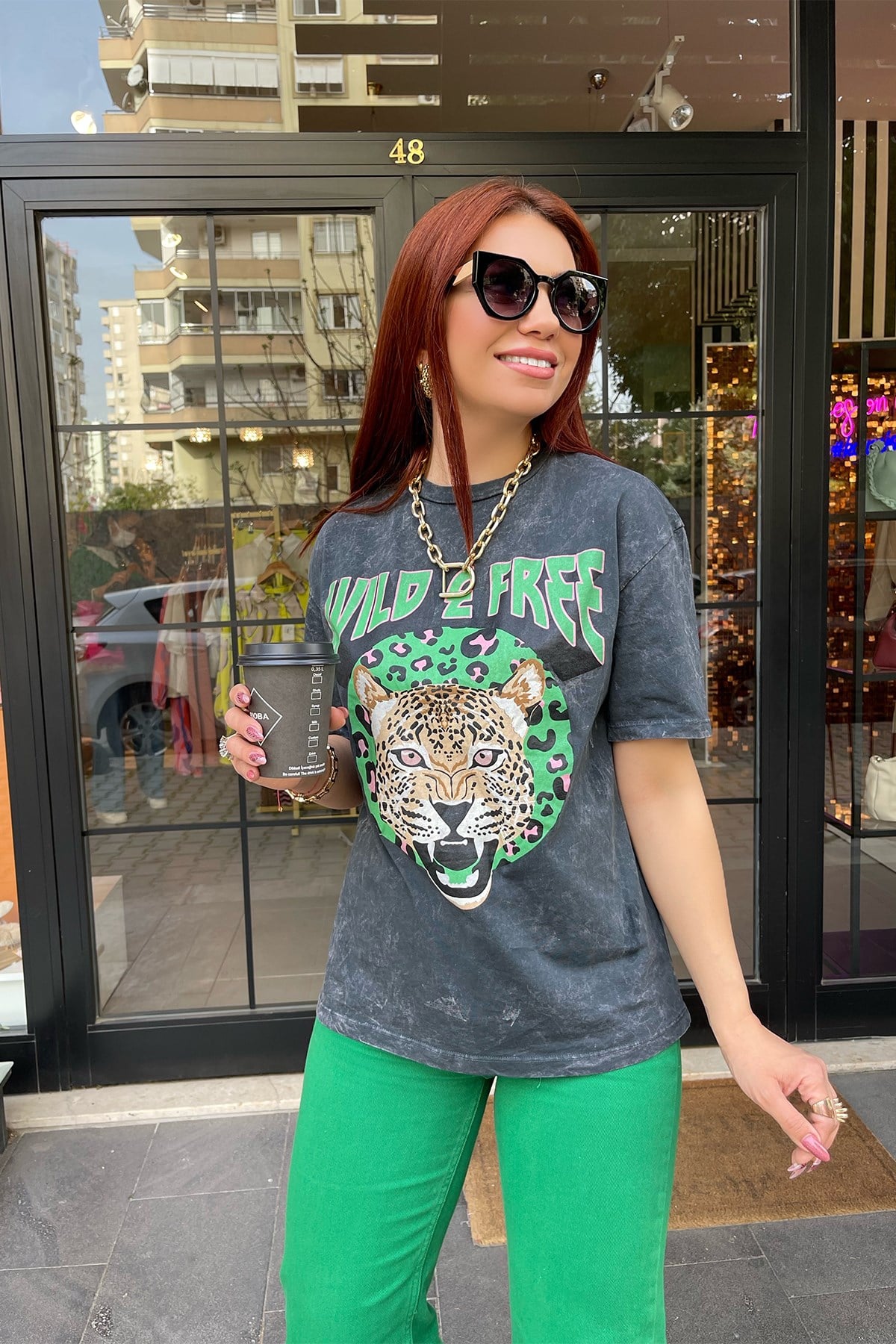 Önü Aslan Detaylı Yeşil Yıkamalı Tshirt