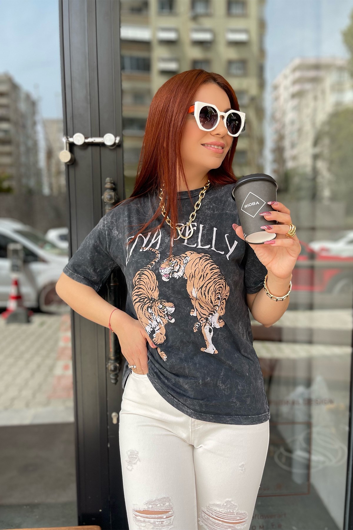Önü Aslan Detaylı Yıkamalı Tshirt