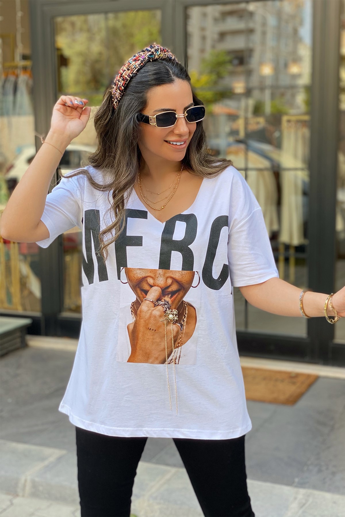 Önü Baskılı Broşlu V Yaka Tshirt