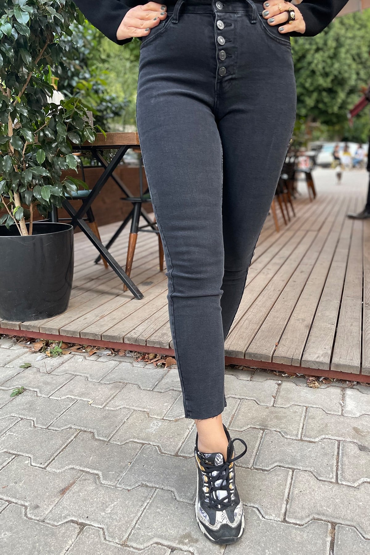 Önü Düğmeli Antrasit Paça Kesik Pantolon