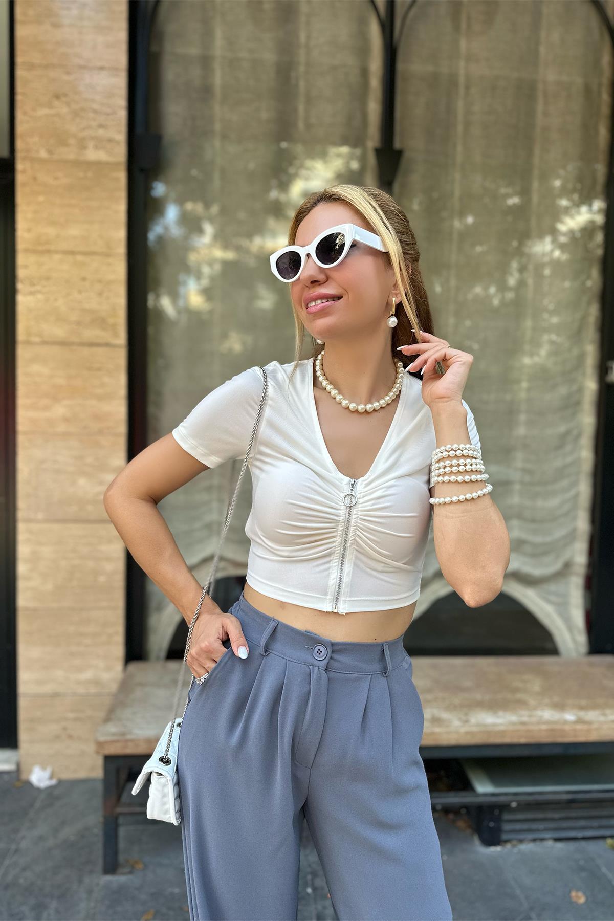 Önü Fermuarlı Ekru Bluz