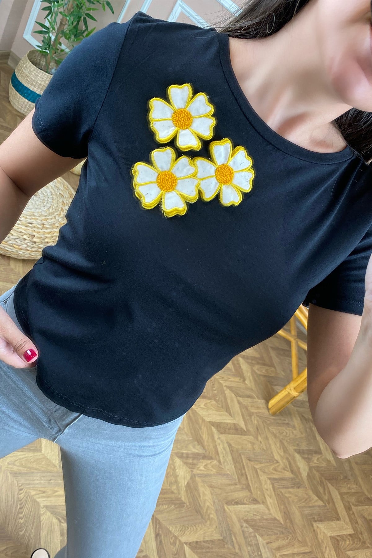Önü Papatyalı Siyah Tshirt