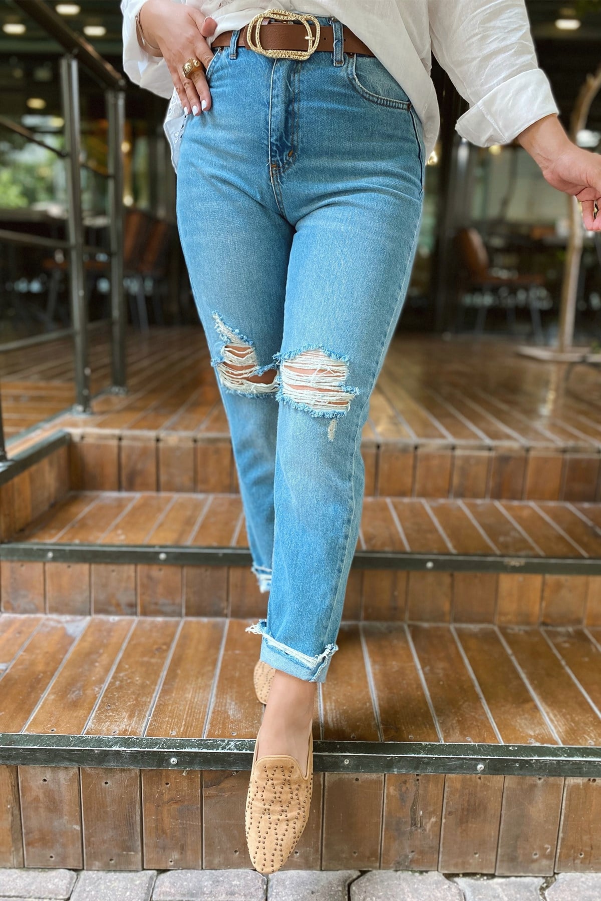 Önü Yırtık Detaylı Jean
