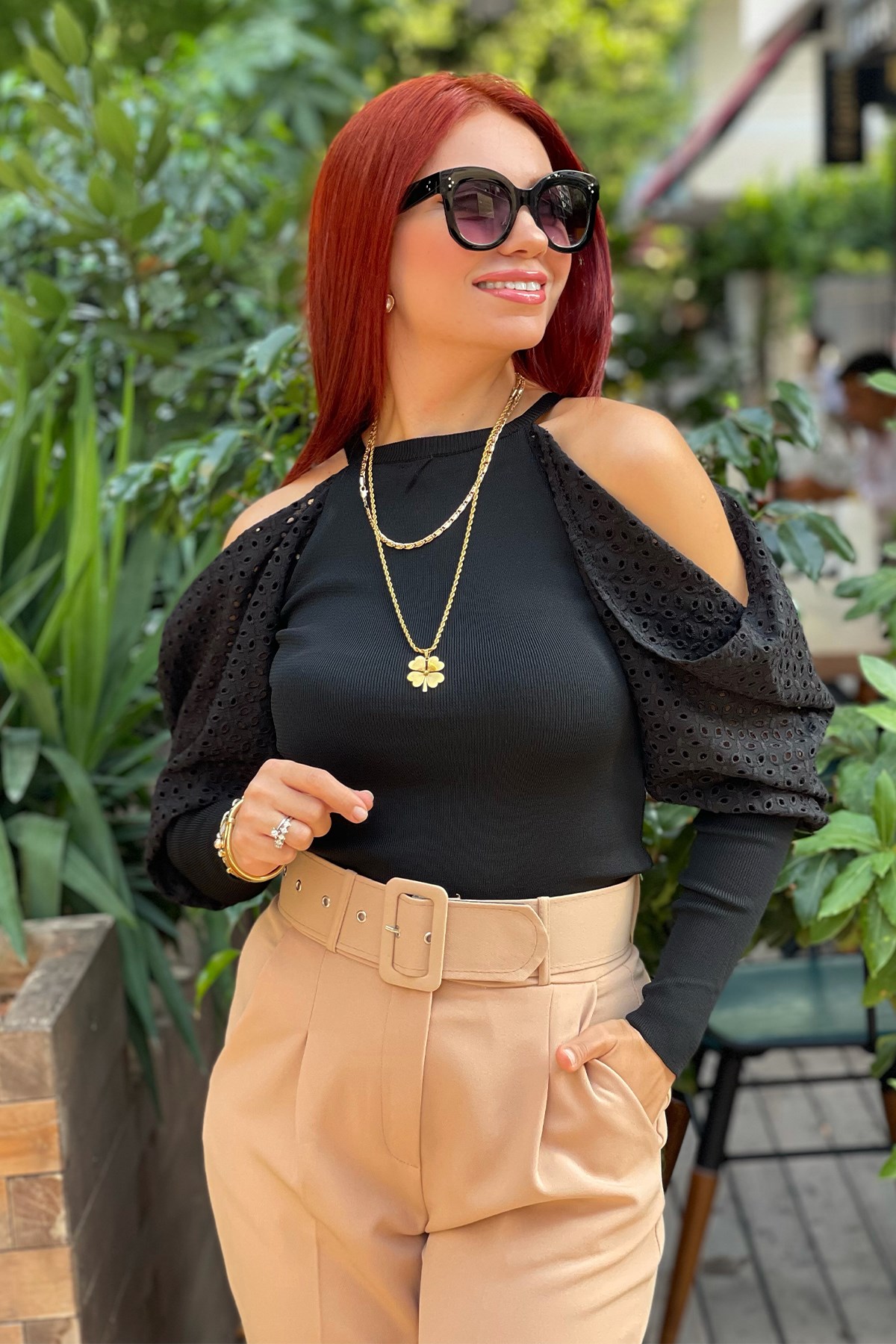 Siyah Kolları Güpür Detaylı Triko