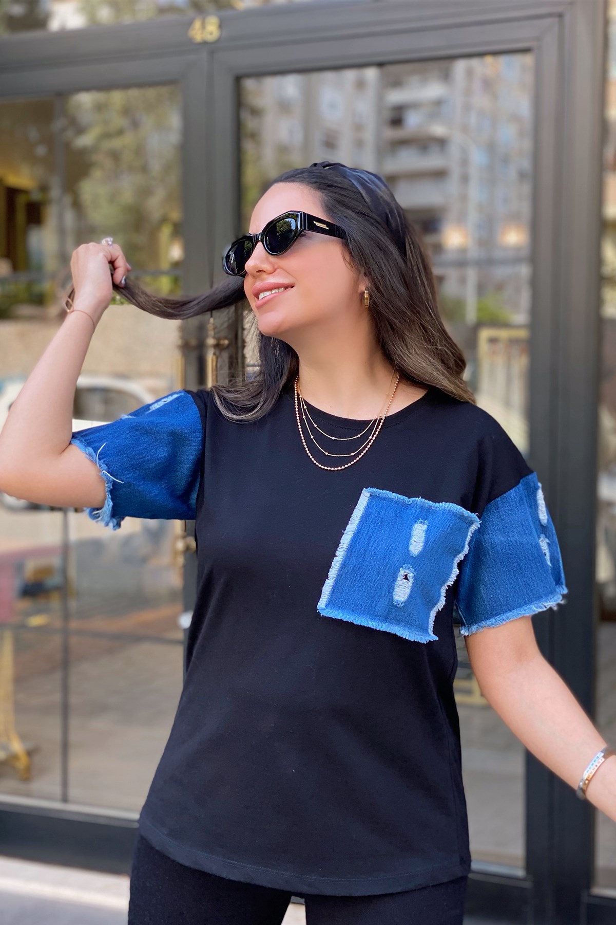 Siyah Kolları Kot Detaylı Tshirt