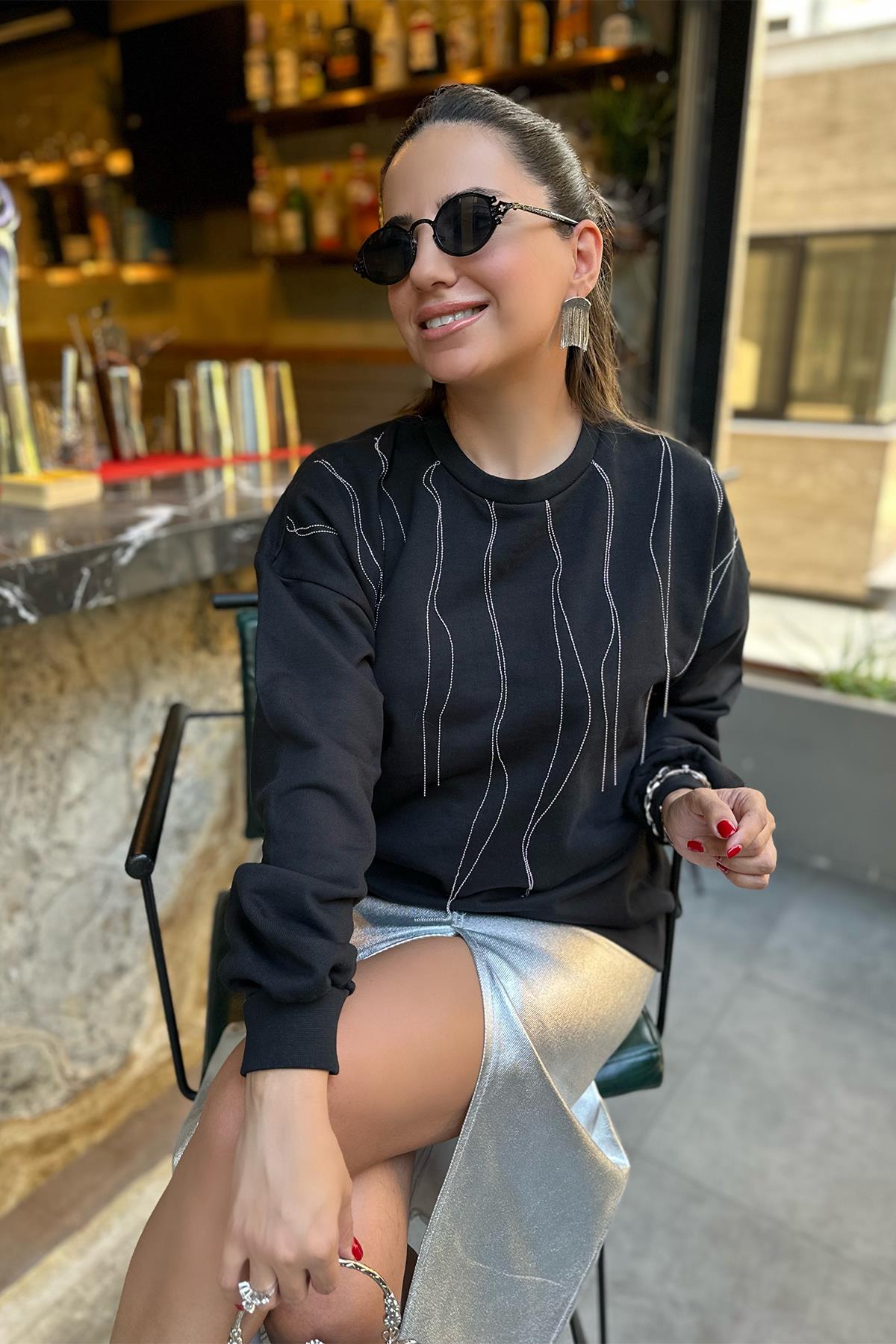 Siyah Önü Zincirli Tasarım Sweatshirt