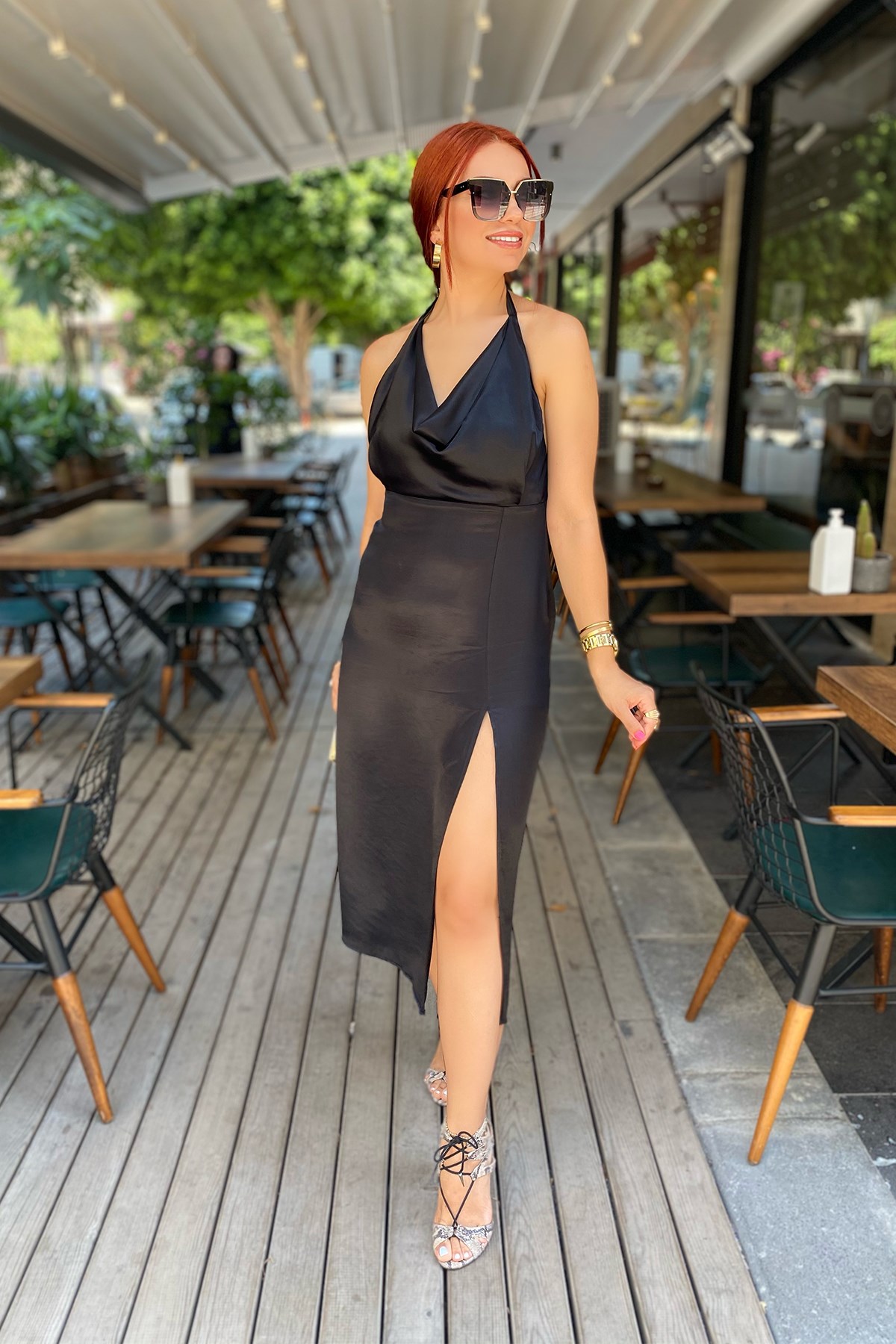 Siyah Saten Yırtmaçlı Tasarım Elbise